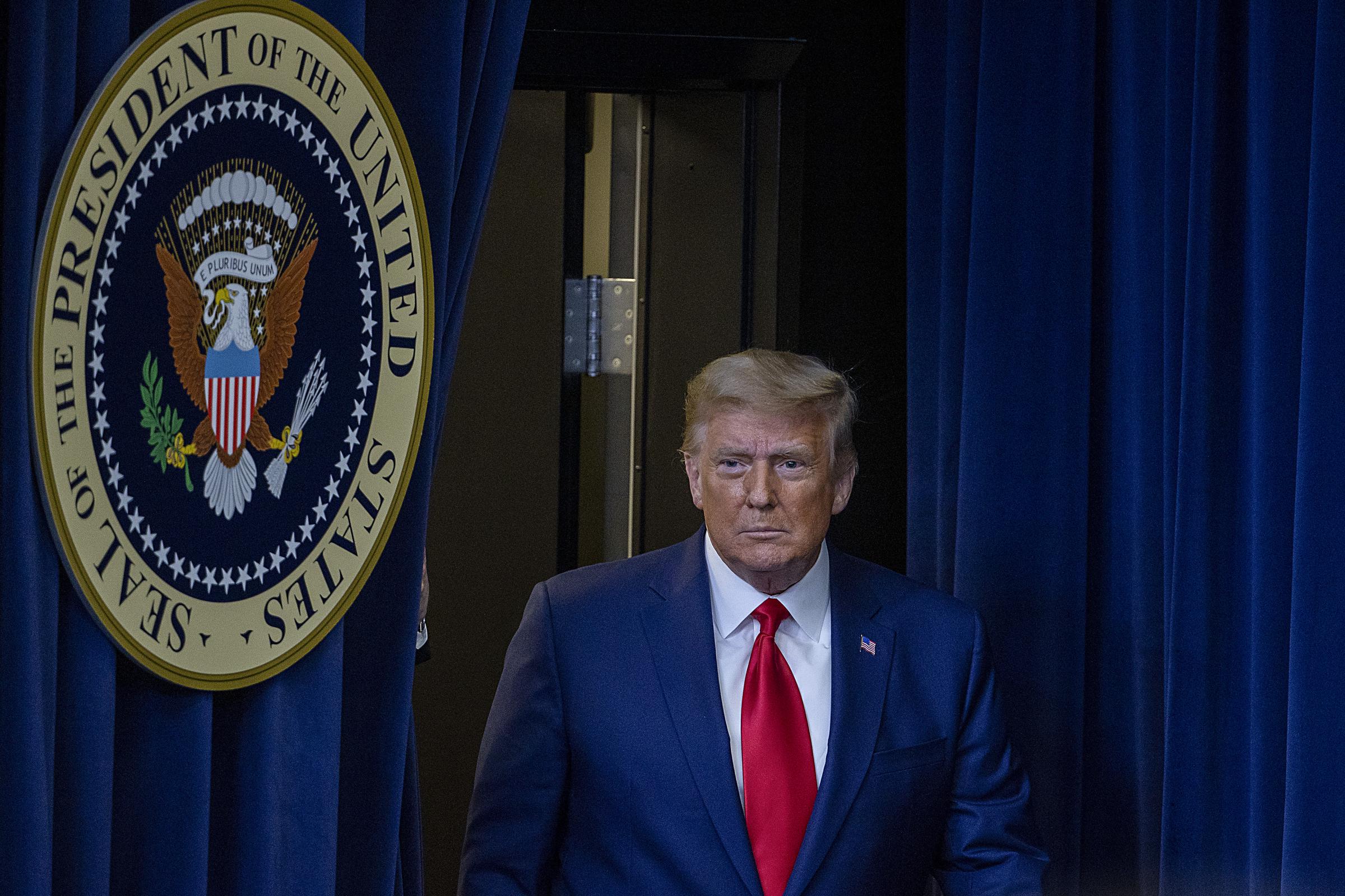 El presidente de EE. UU., Donald Trump, llega para hablar en la Cumbre de la Vacuna de la Operación Warp Speed el 8 de diciembre de 2020, en Washington, DC. | Fuente: Getty Images