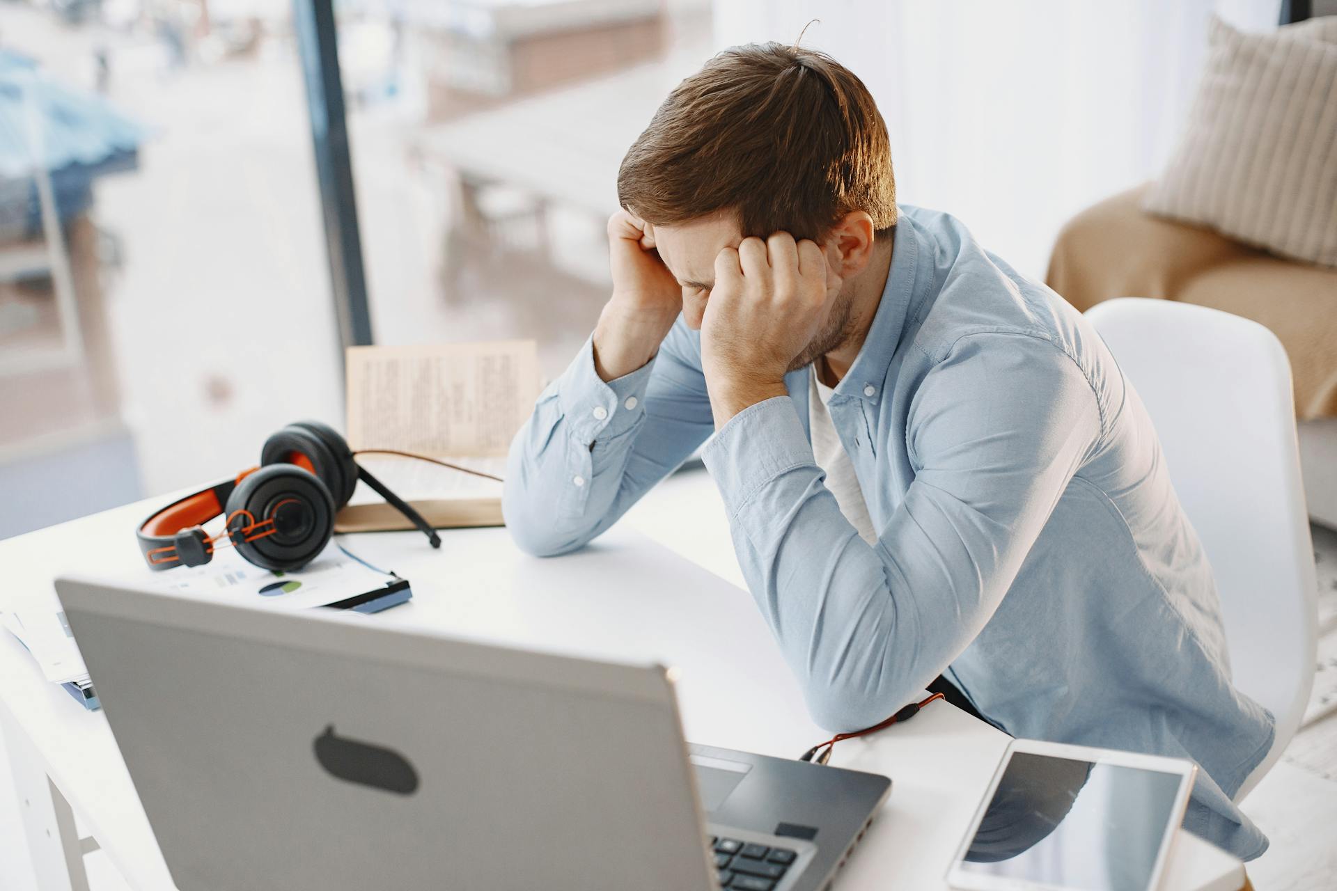 Un hombre estresado en su oficina | Fuente: Pexels
