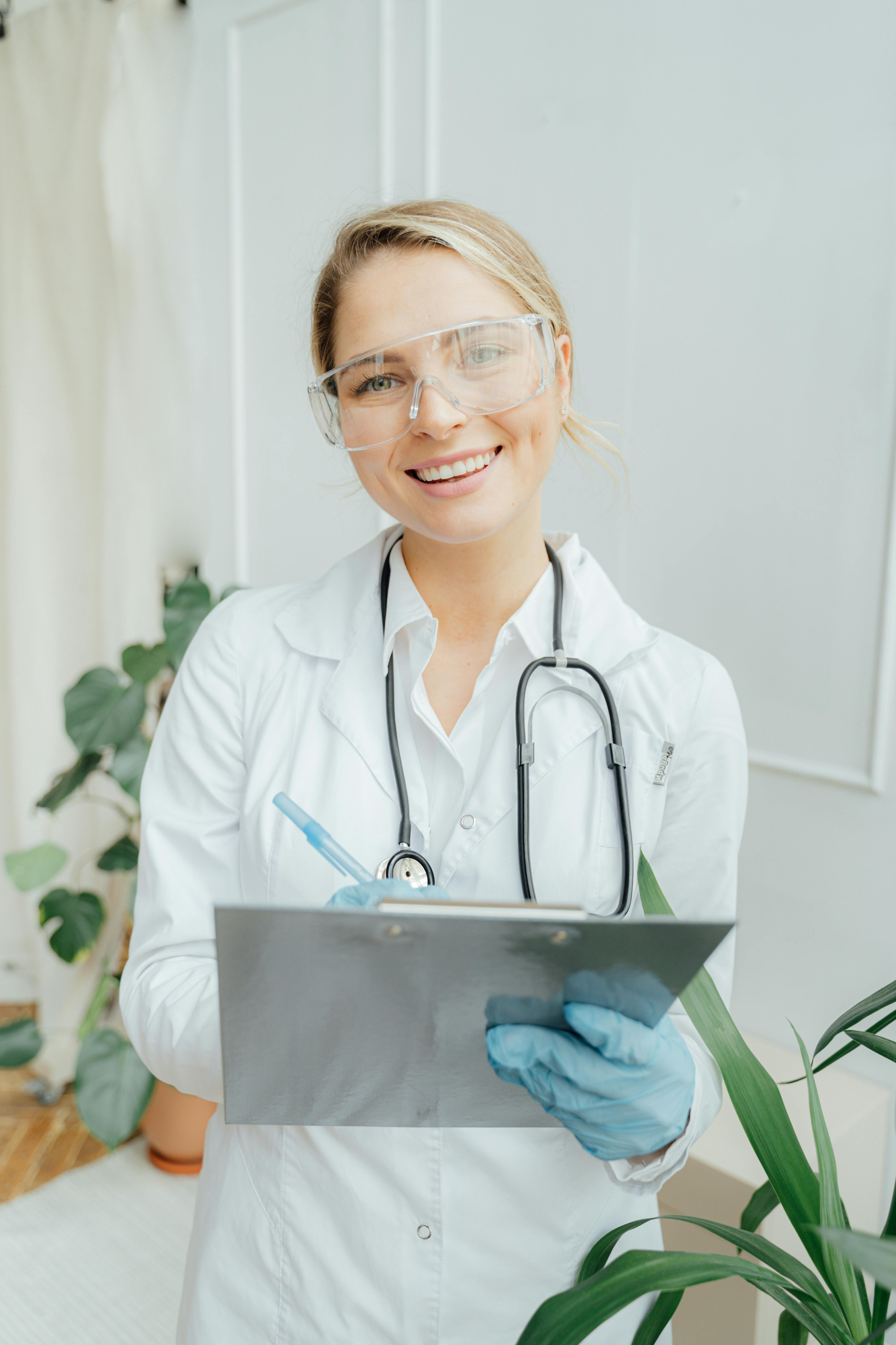 Un médica feliz | Fuente: Pexels