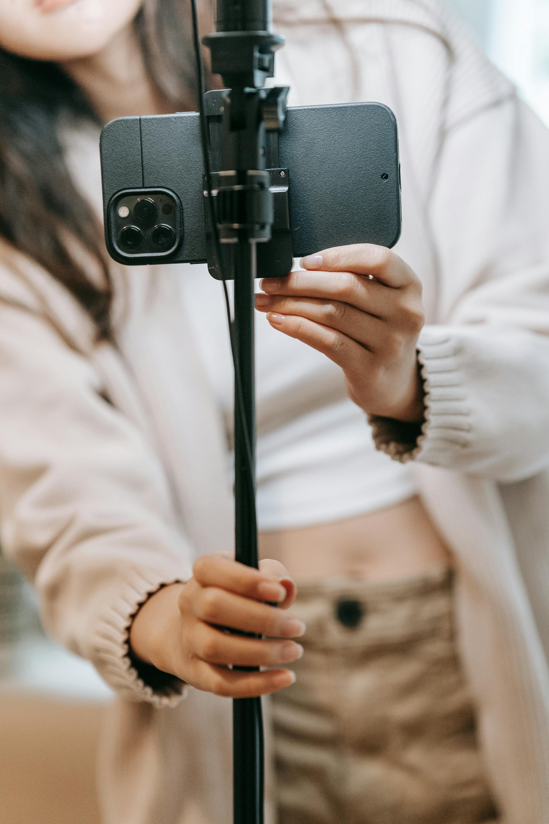 Alguien sujetando un teléfono en un palo selfie | Fuente: Pexels