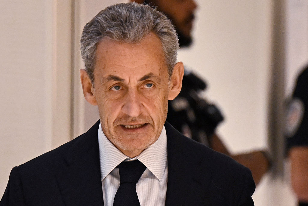 El expresidente francés Nicolas Sarkozy llega al Tribunal de París el 25 de septiembre de 2025 para el veredicto en su juicio por financiación ilegal de campaña desde Libia para su exitosa candidatura presidencial en 2007. | Fuente: Getty Images