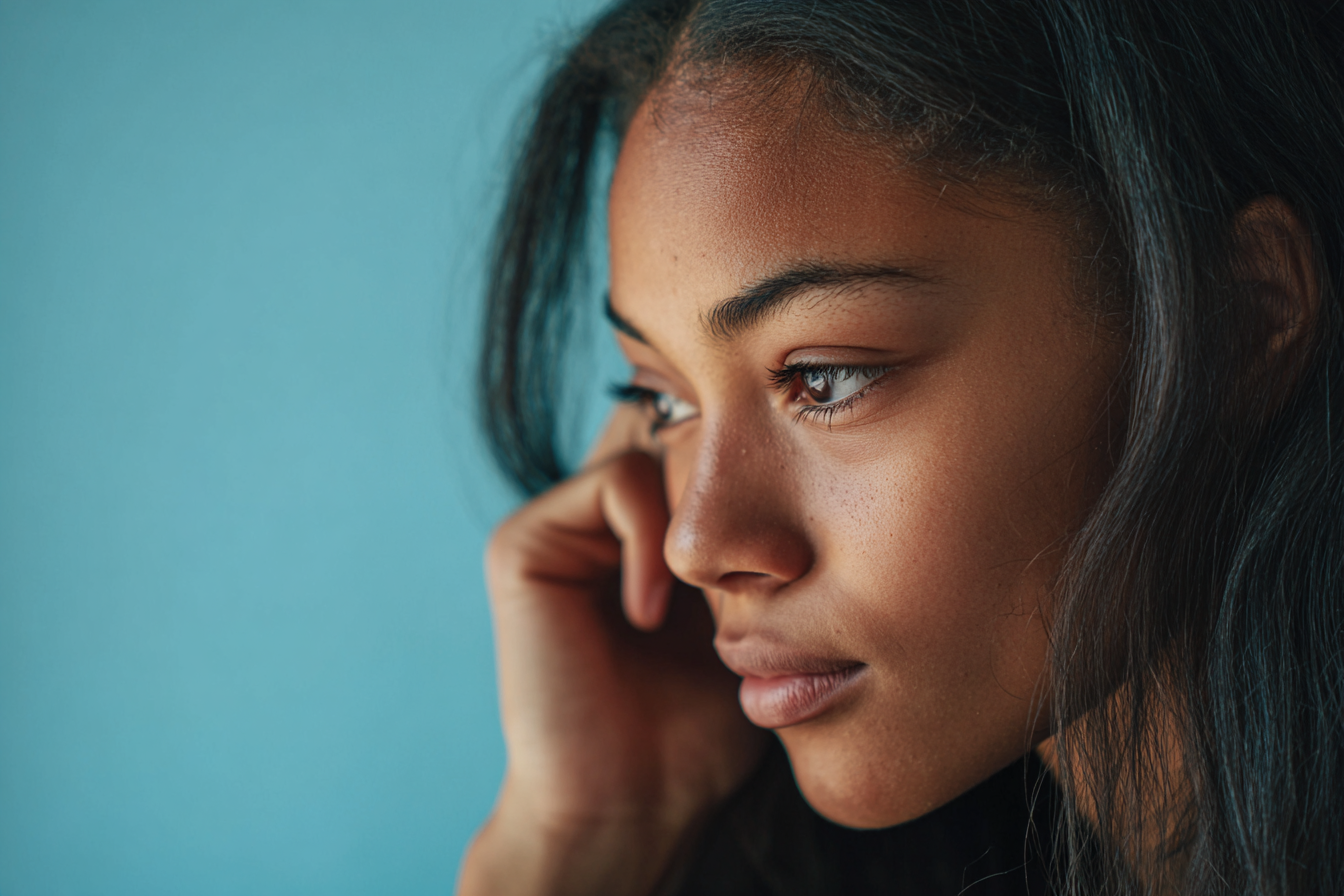 Una adolescente reflexiva | Fuente: Midjourney
