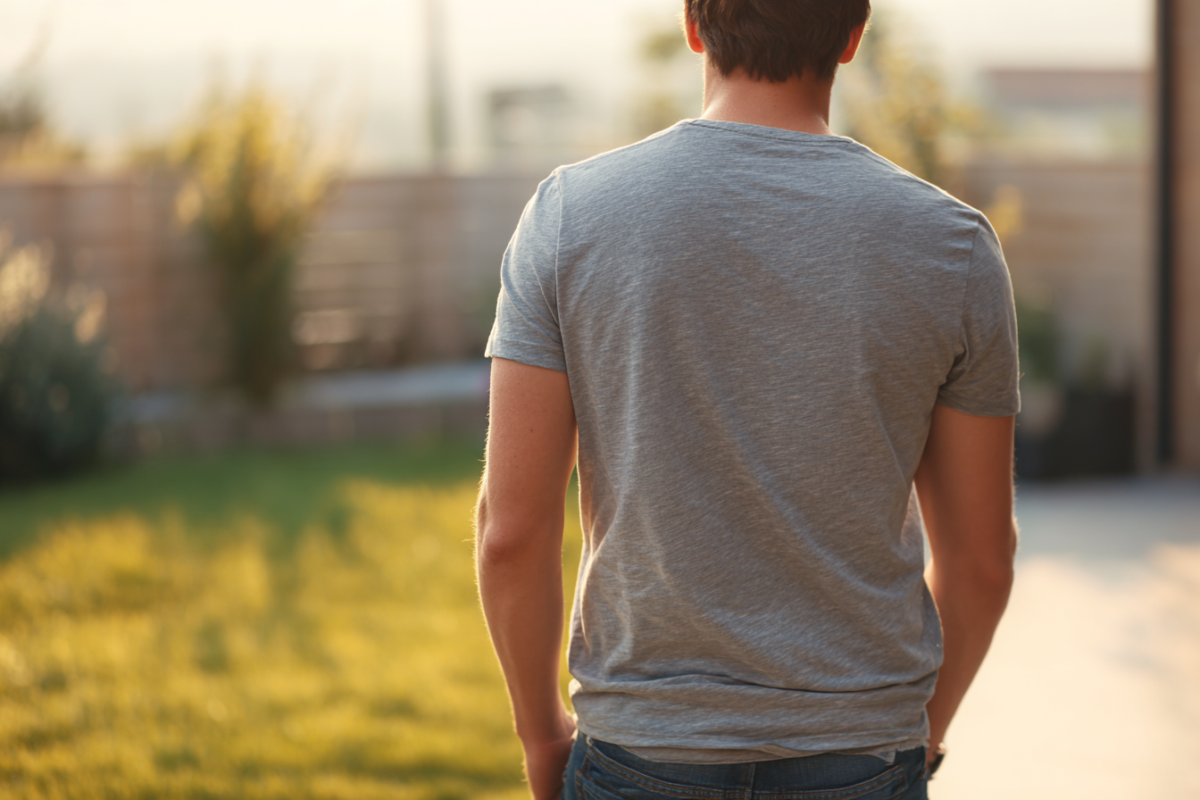 Un hombre alejándose | Fuente: Midjourney