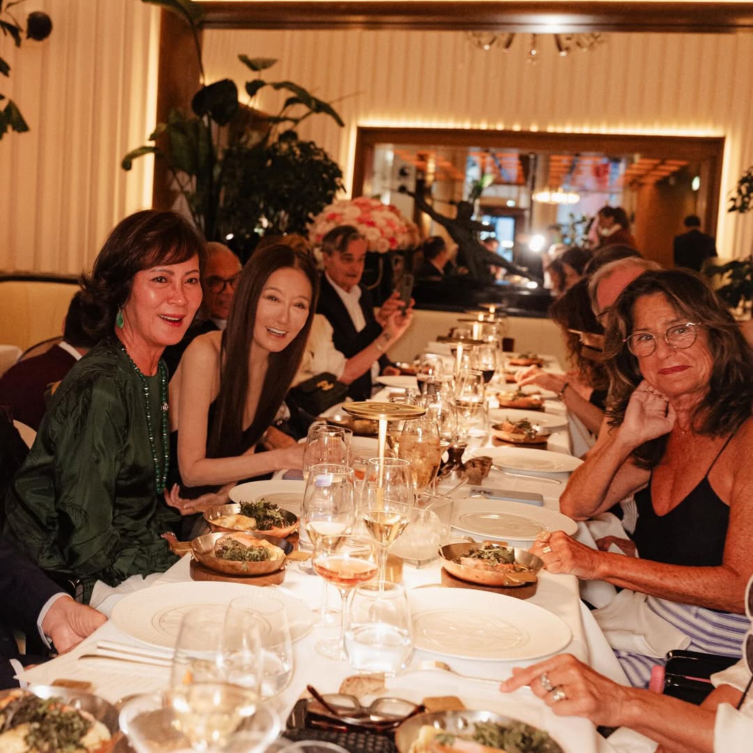Vera Wang posando con sus amigos mientras están sentados en una mesa del restaurante Le Relais Plaza, en París (Francia), en una foto que publicó el 28 de junio de 2025 | Fuente: Instagram/verawang