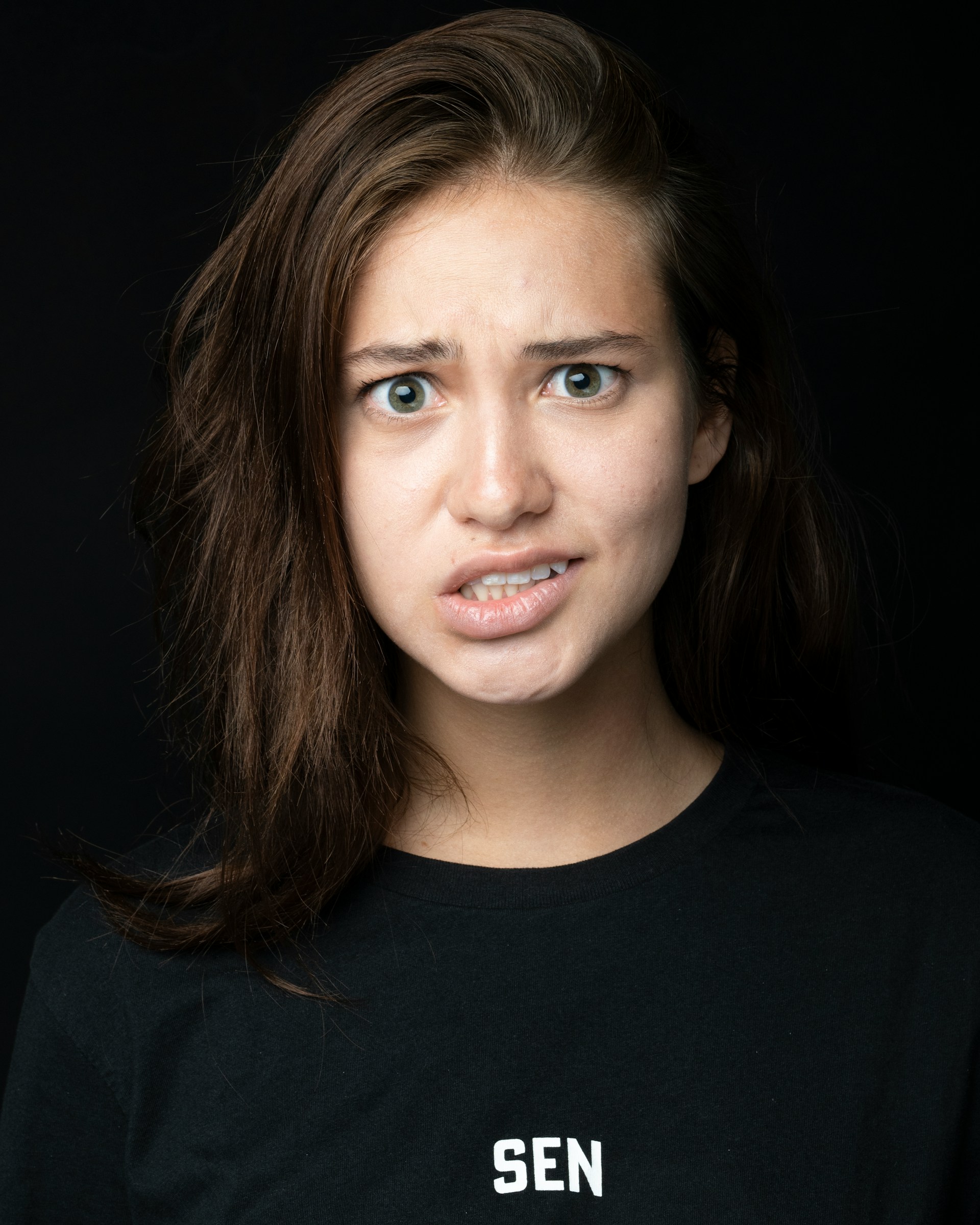 Una mujer confusa poniendo mala cara | Fuente: Unsplash
