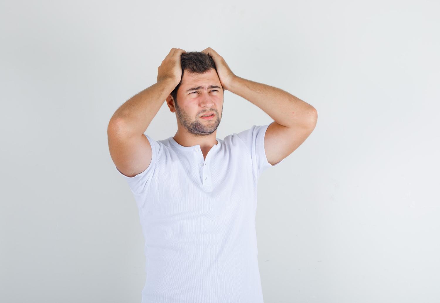 Un hombre angustiado | Fuente: Freepik
