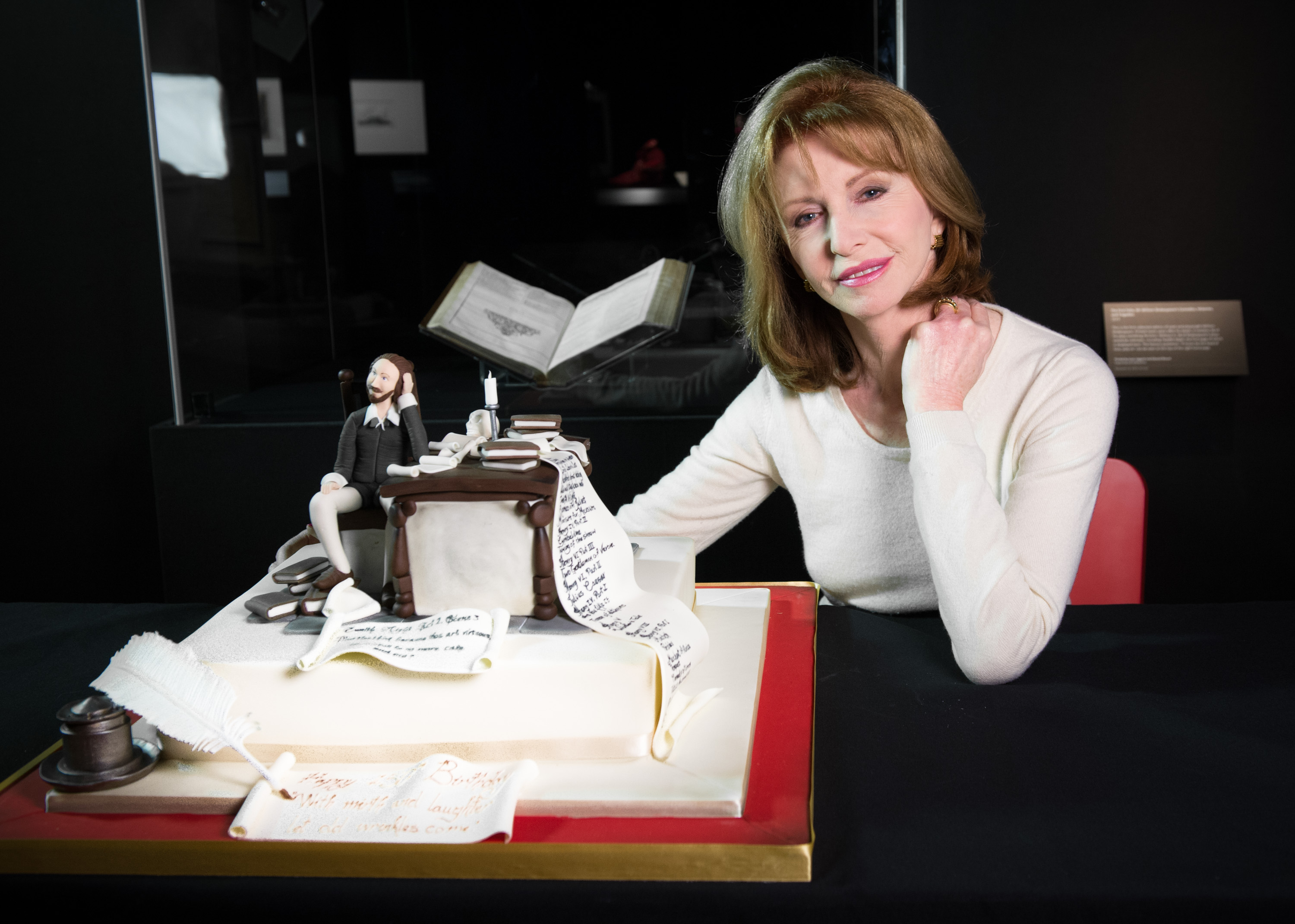 Jane Asher posa junto a un pastel por el 450 aniversario de Shakespeare en el Museo Victoria y Albert en marzo de 2014, Londres | Fuente: Getty Images