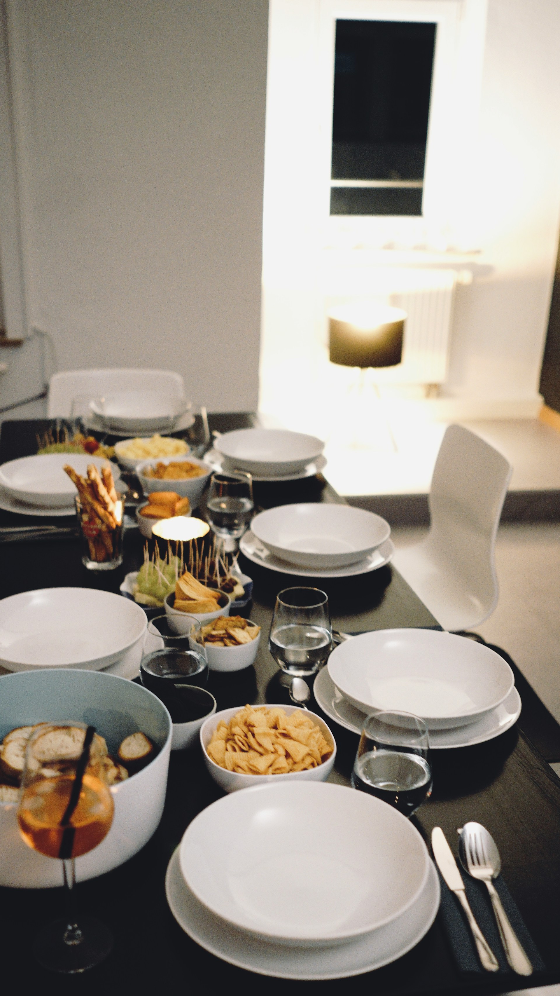 Una mesa puesta con comida, bebidas y platos | Fuente: Unsplash