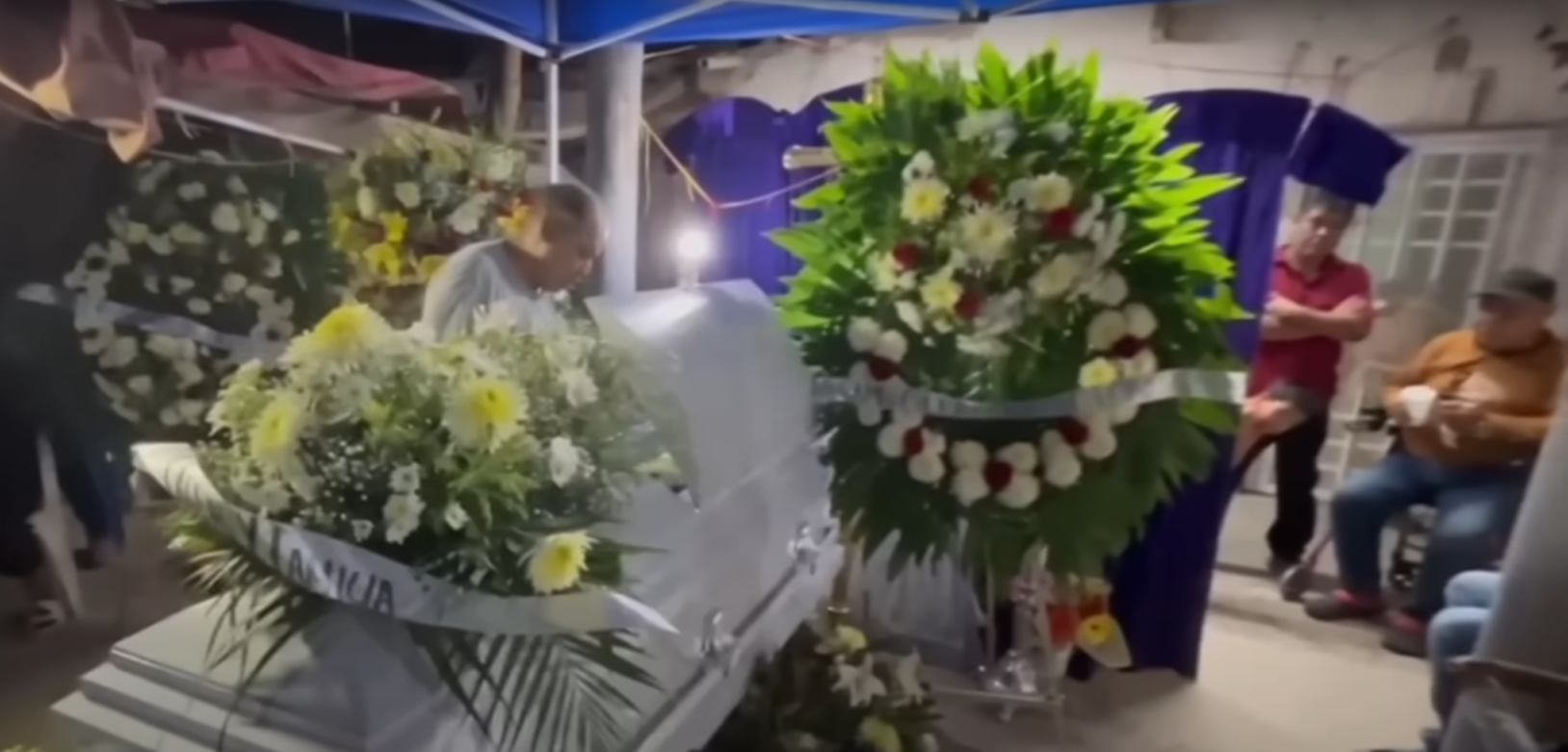 Familiares y amigos rodeando el ataúd de Carlos Gurrola "Papayita" en su despedida en Torreón | Fuente: YouTube/NMás