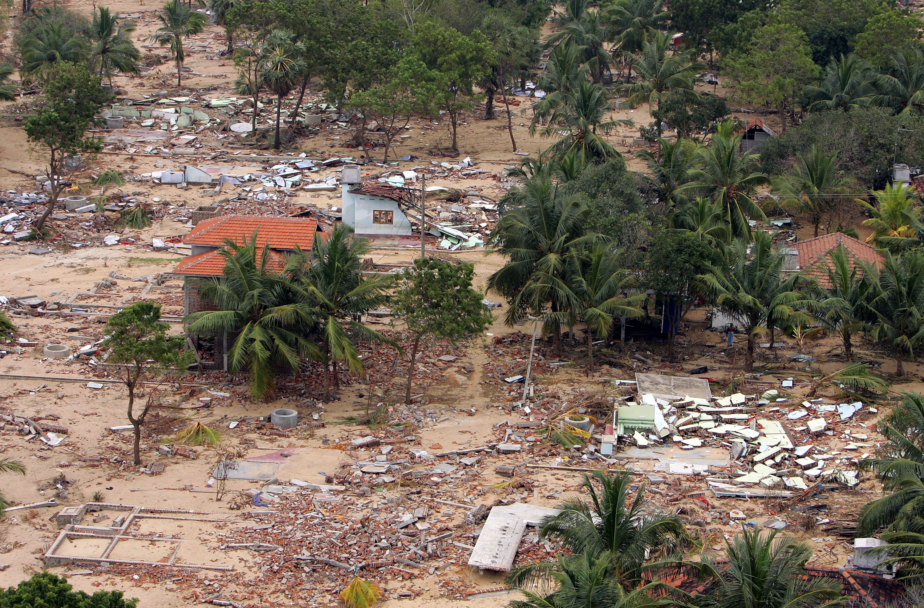 La destrucción causada por el tsunami se ve desde un helicóptero Lynx de la Marina Real Británica el 8 de enero de 2004 en Batticaloa, Sri Lanka. | Fuente: Getty Images