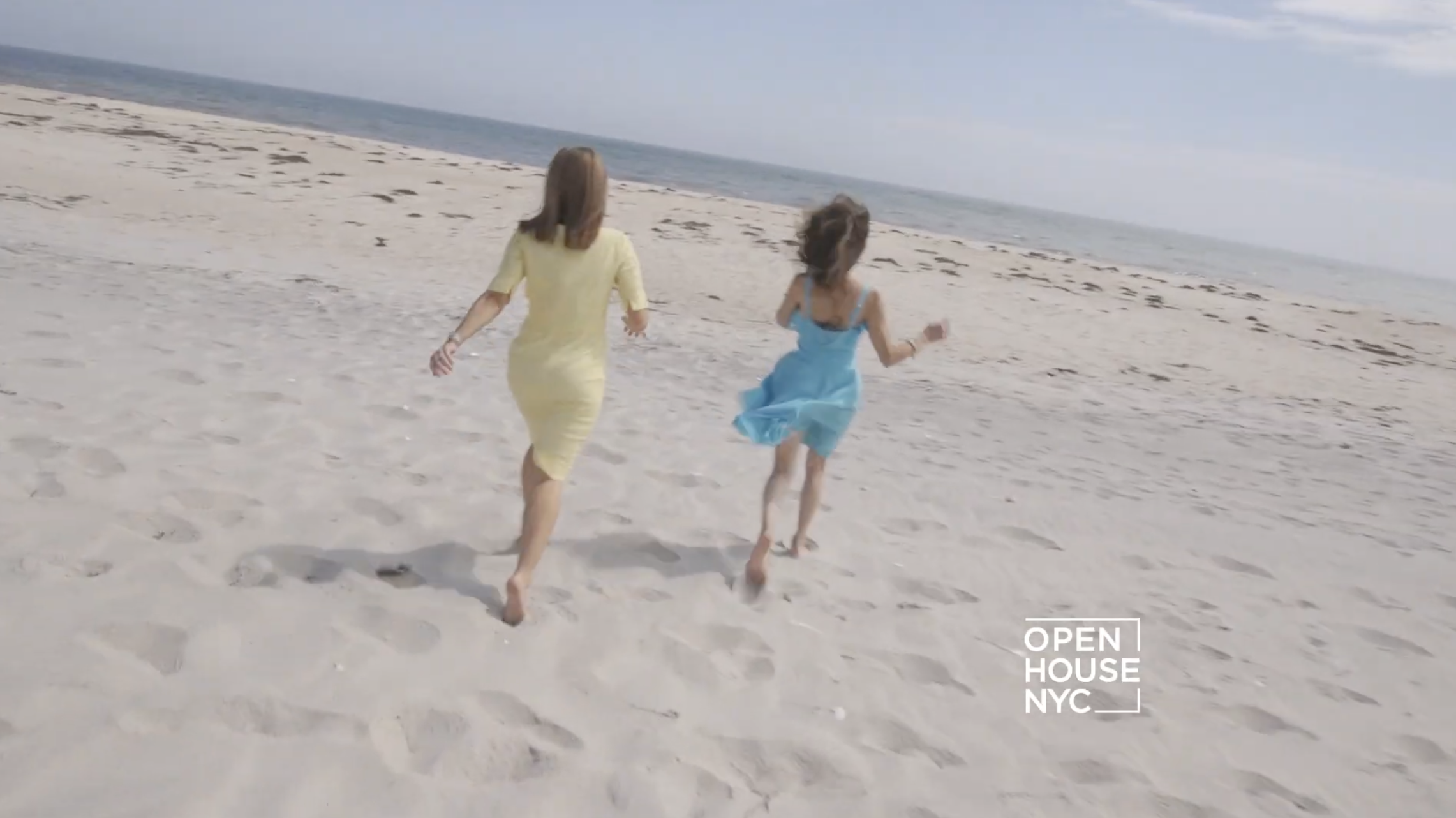 Susan Lucci y un presentador de TV fotografiados en la playa cerca de su casa en Long Island, Nueva York. | Fuente: YouTube/OpenHouseTV
