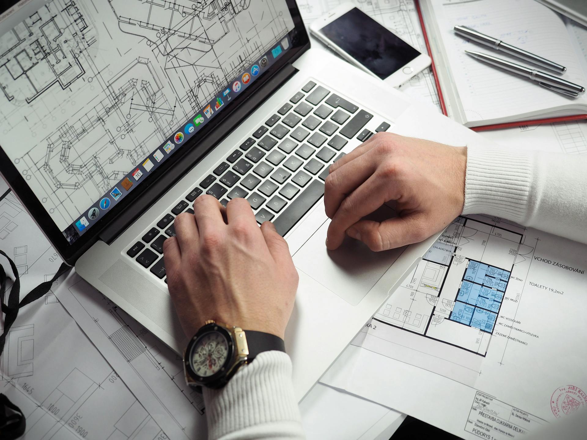 Primer plano de un hombre trabajando con su portátil en una oficina | Fuente: Pexels