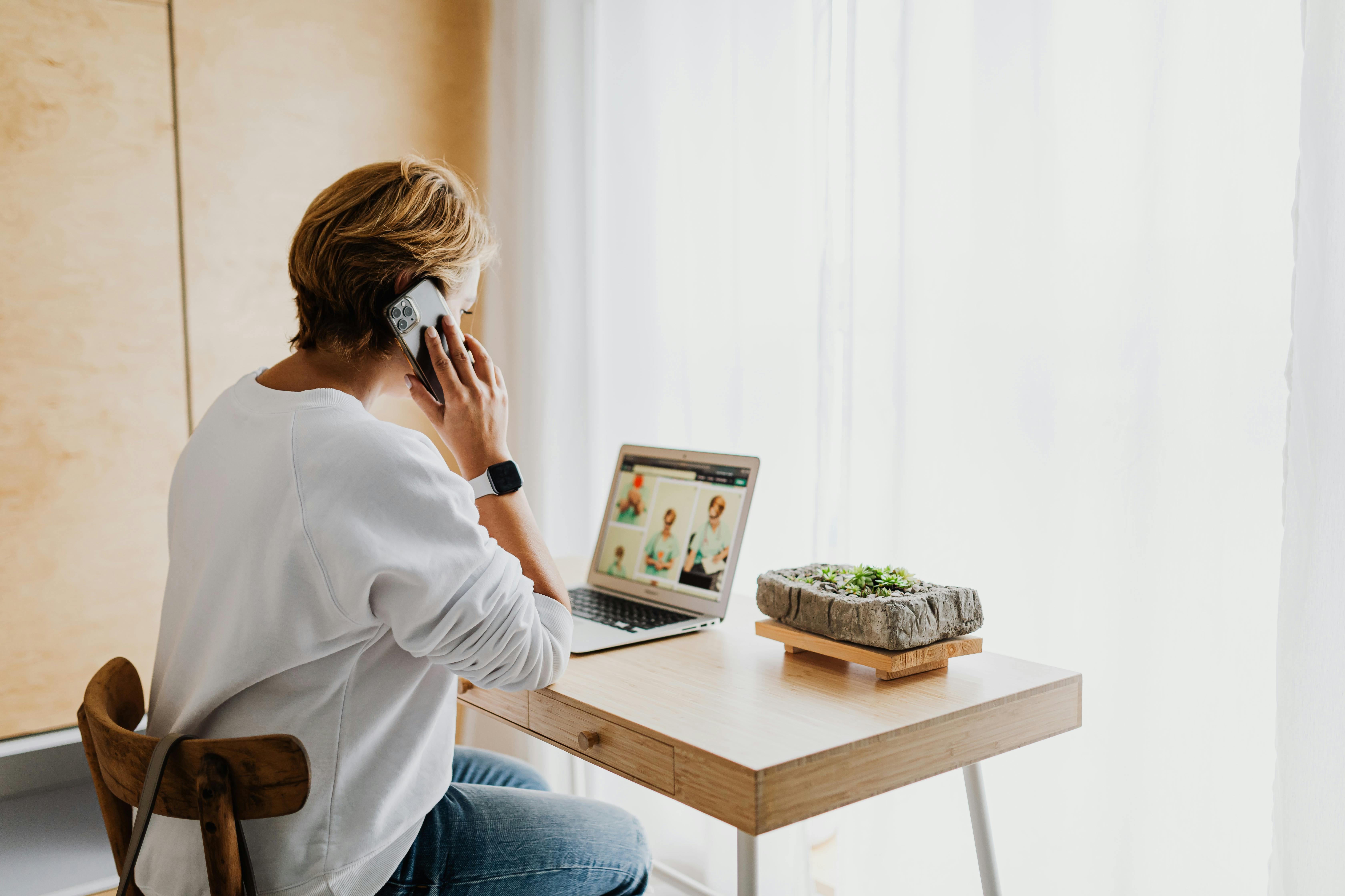 Mujer hablando por teléfono | Fuente: Pexels