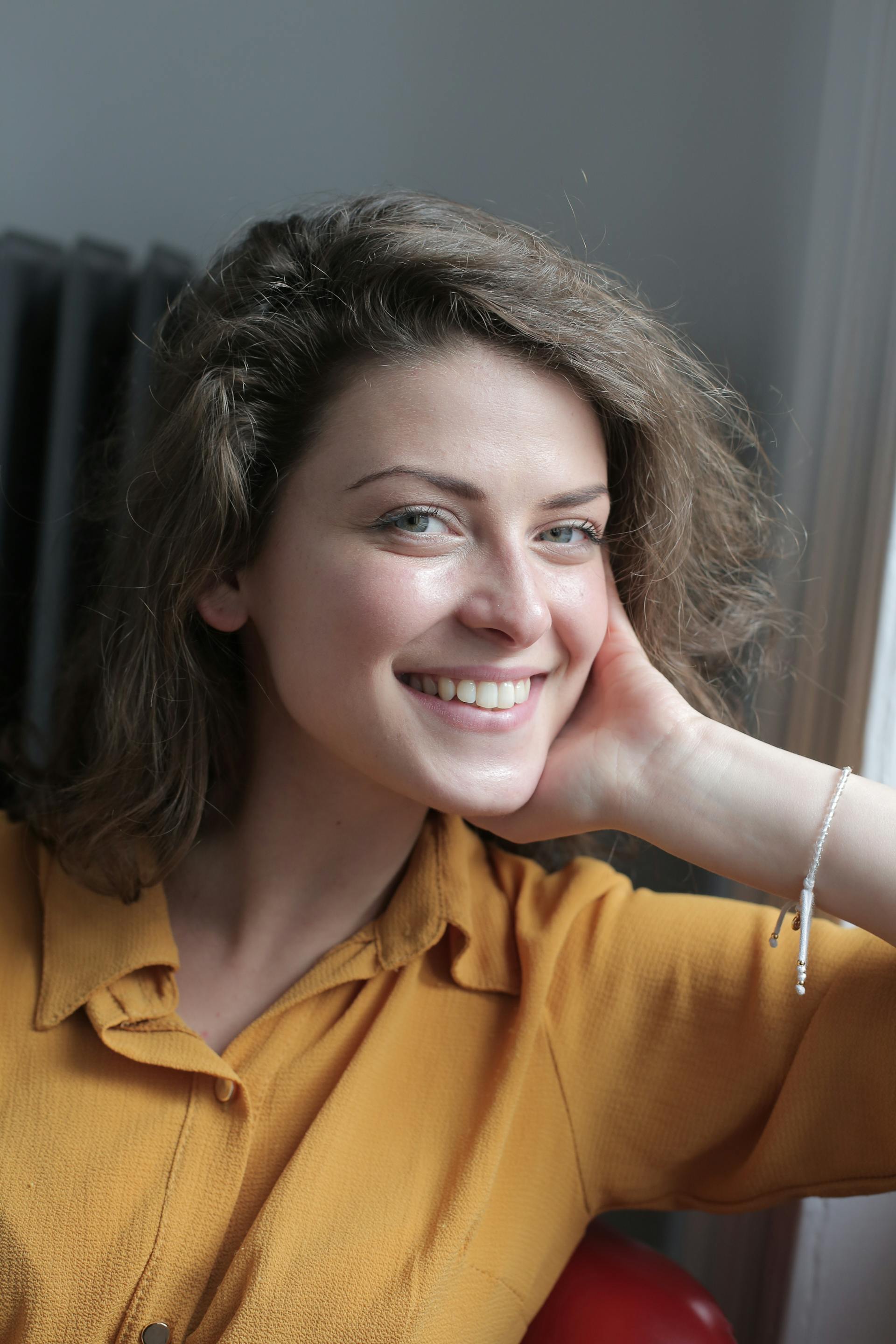Una mujer sonriendo | Fuente: Pexels
