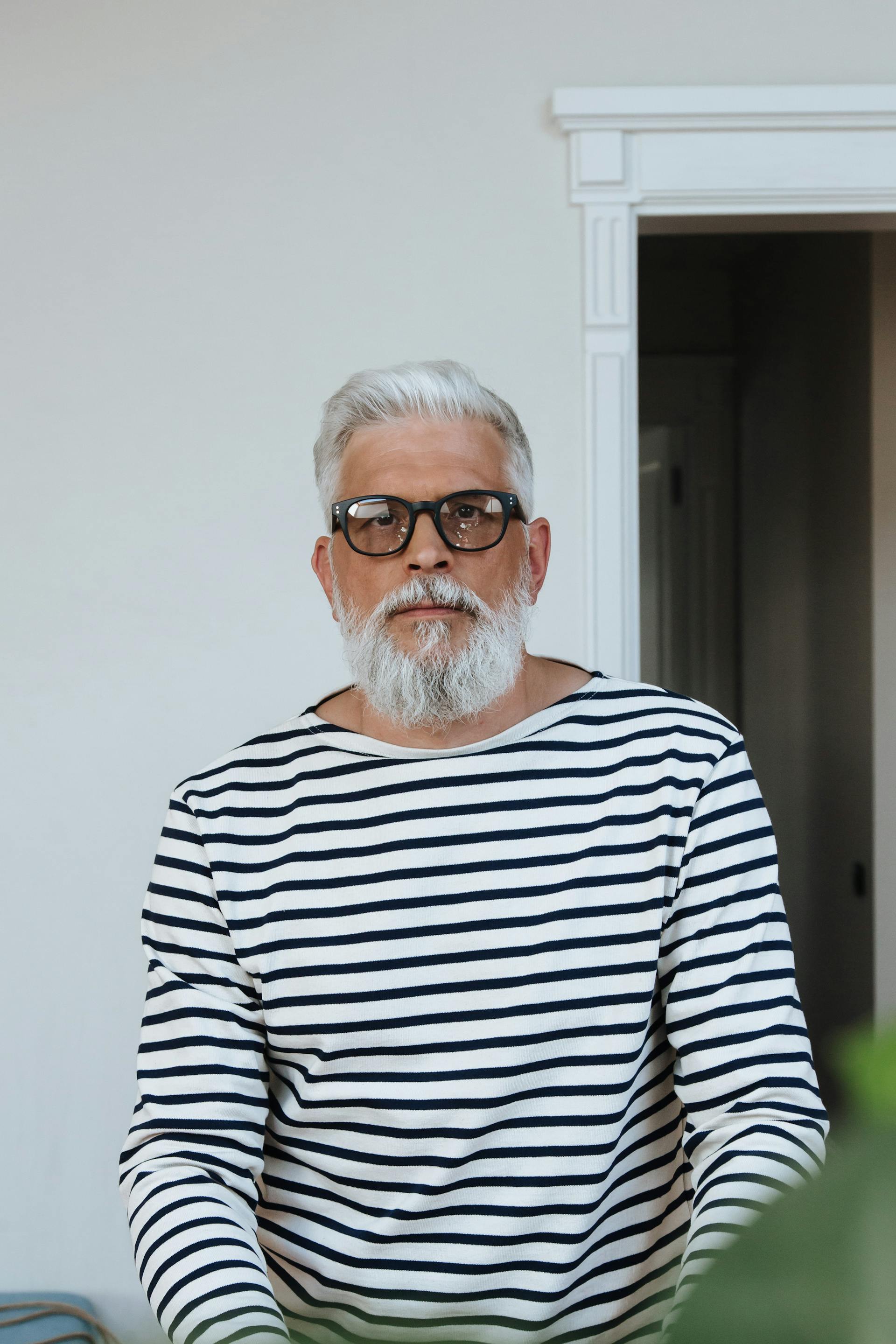 Un hombre mayor de pie | Fuente: Pexels
