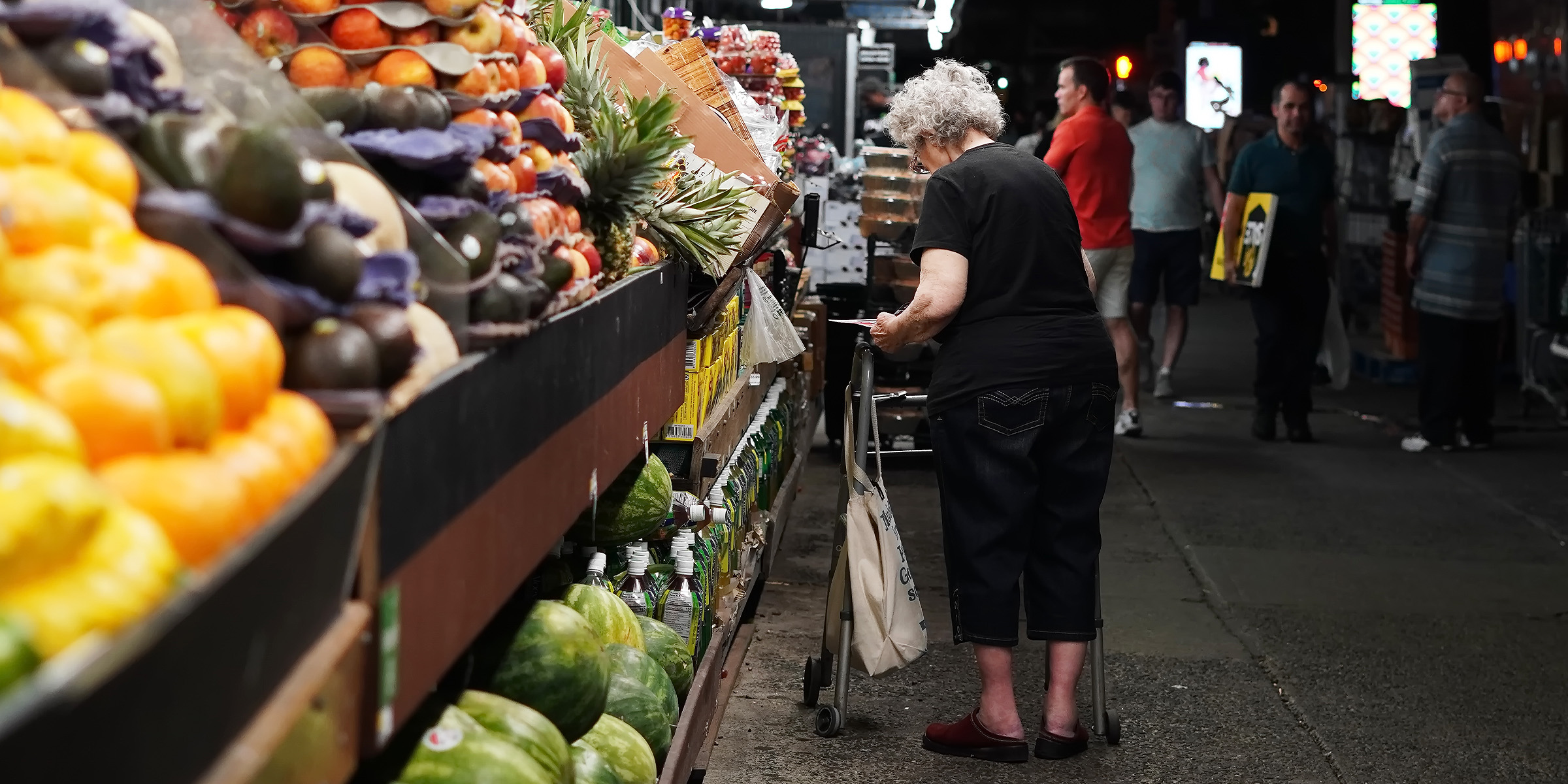 Una mujer hace la compra | Fuente: Shutterstock