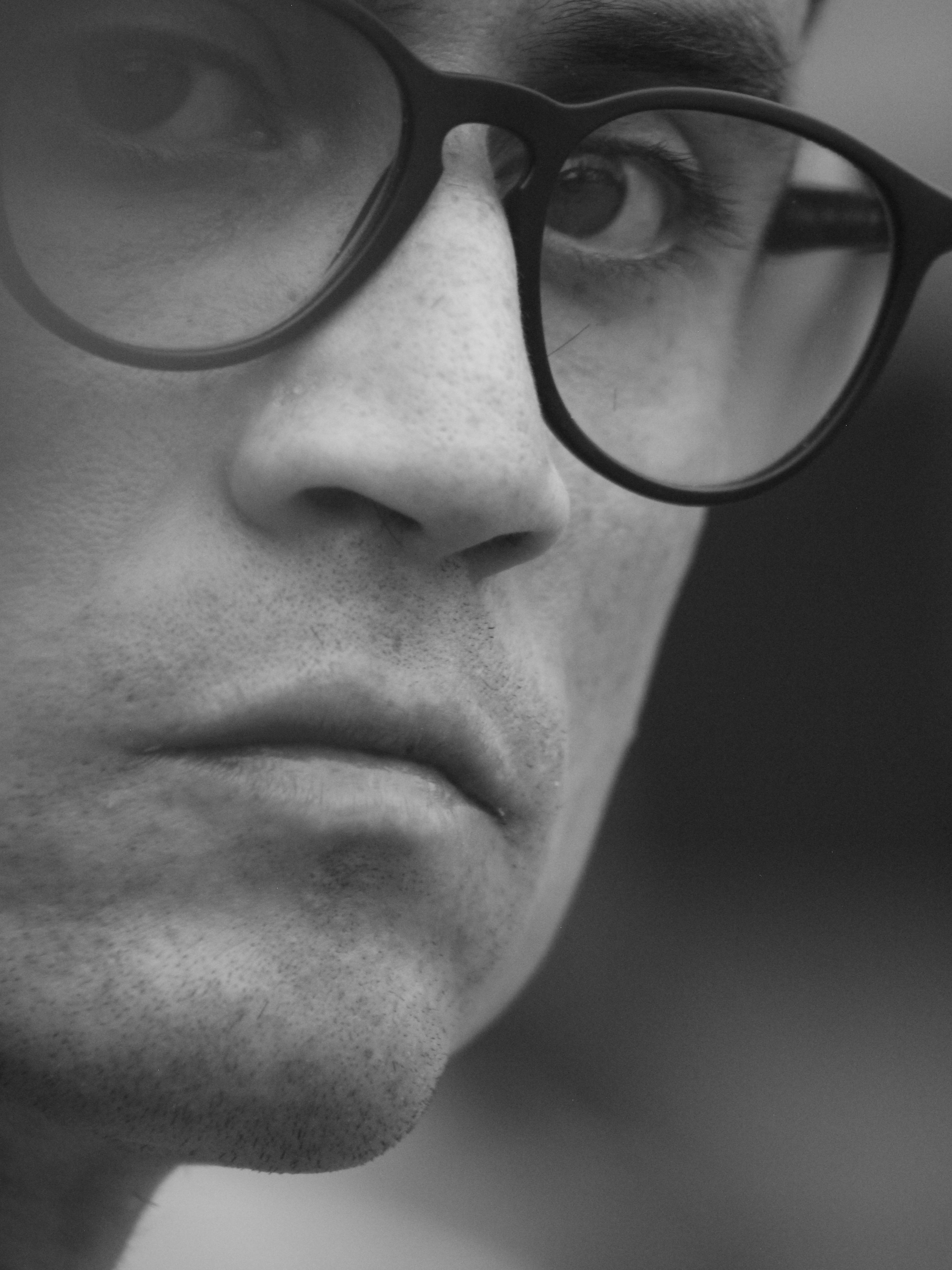 Un hombre serio | Fuente: Pexels