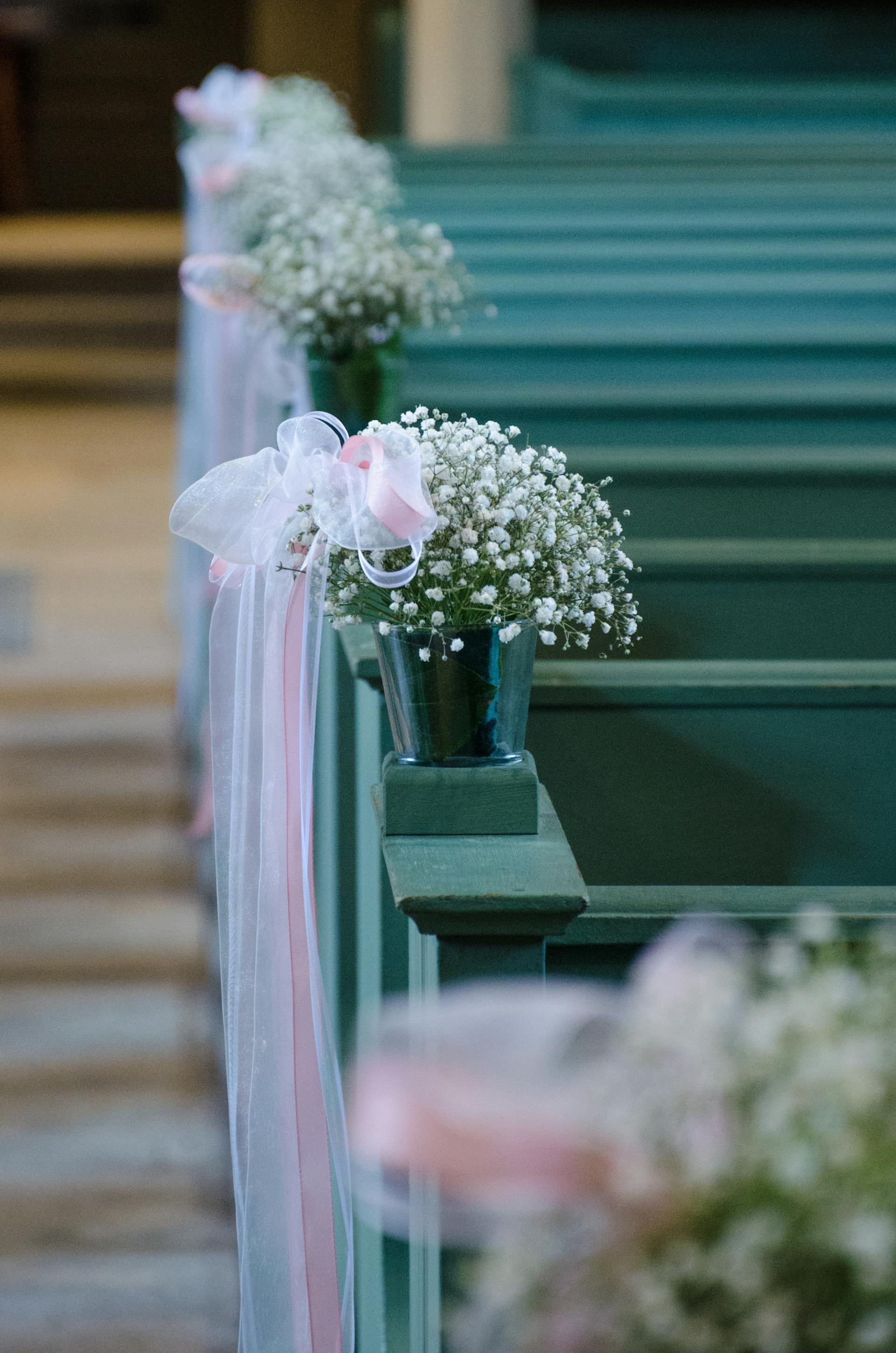 Bancos de iglesia decorados para una boda | Fuente: Pexels