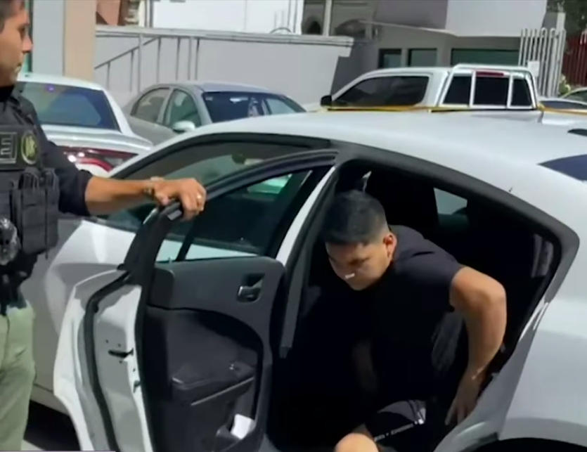 Uno de los secuestrados sale de un coche oficial. | Foto: YouTube/Grupo Fórmula