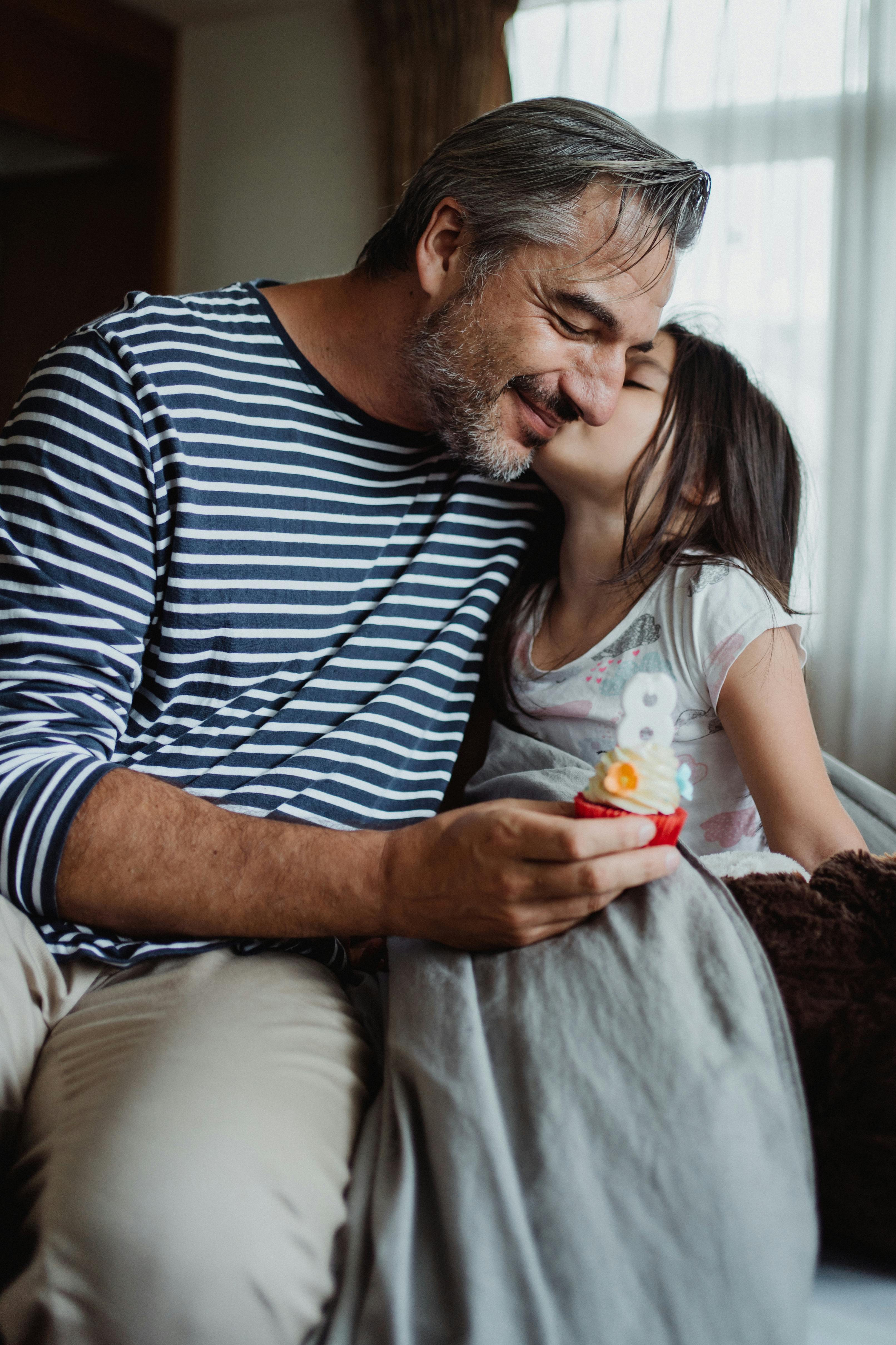 Padre estrechando lazos con su hija | Fuente: Pexels
