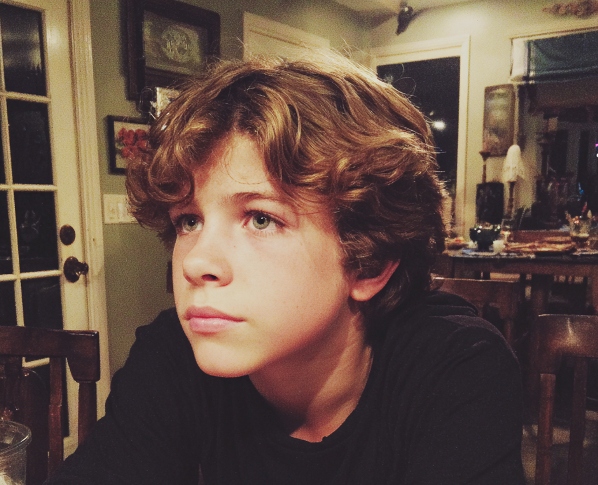 Un joven pensativo | Fuente: Midjourney