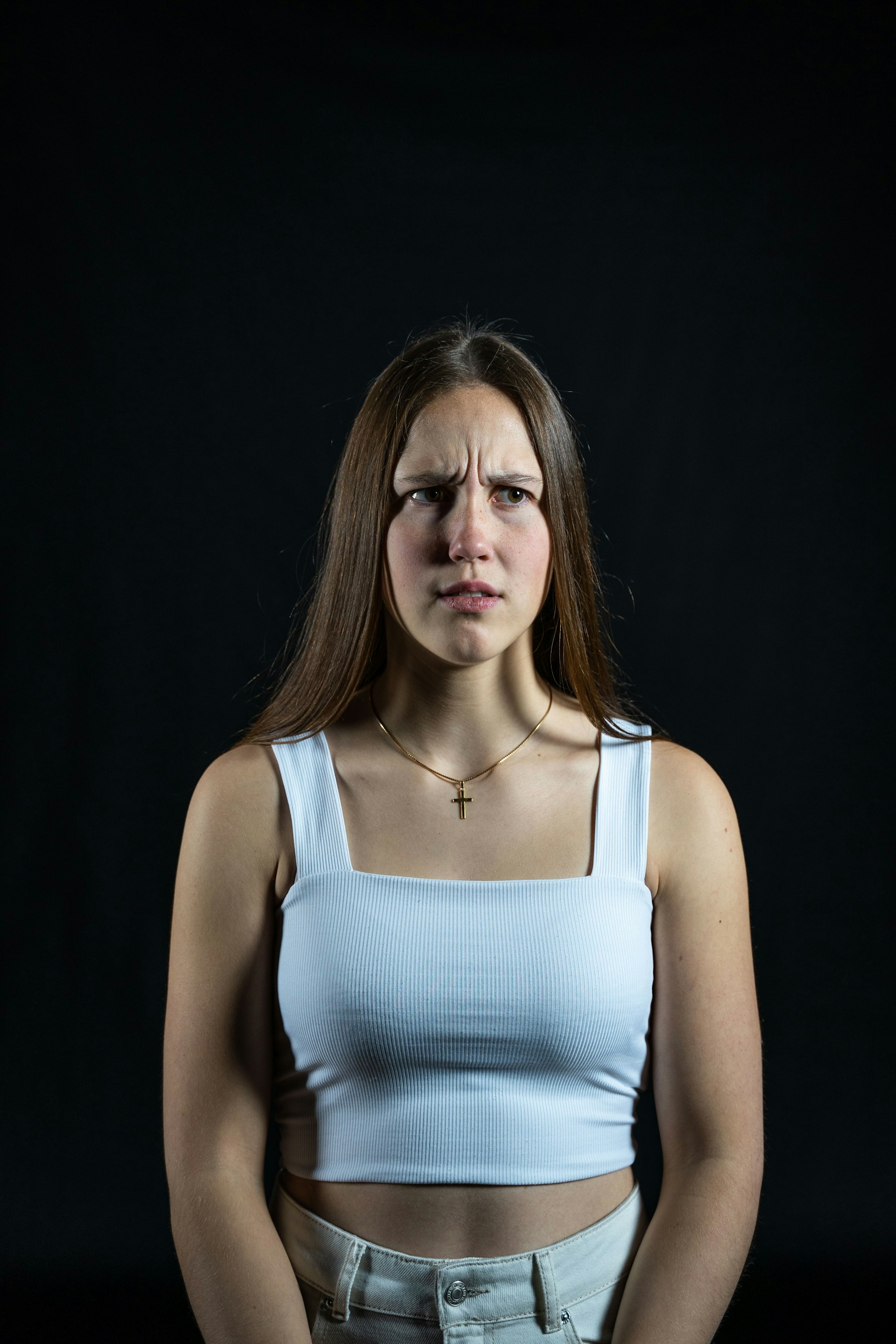 Una mujer mirando con el ceño fruncido | Fuente: Unsplash