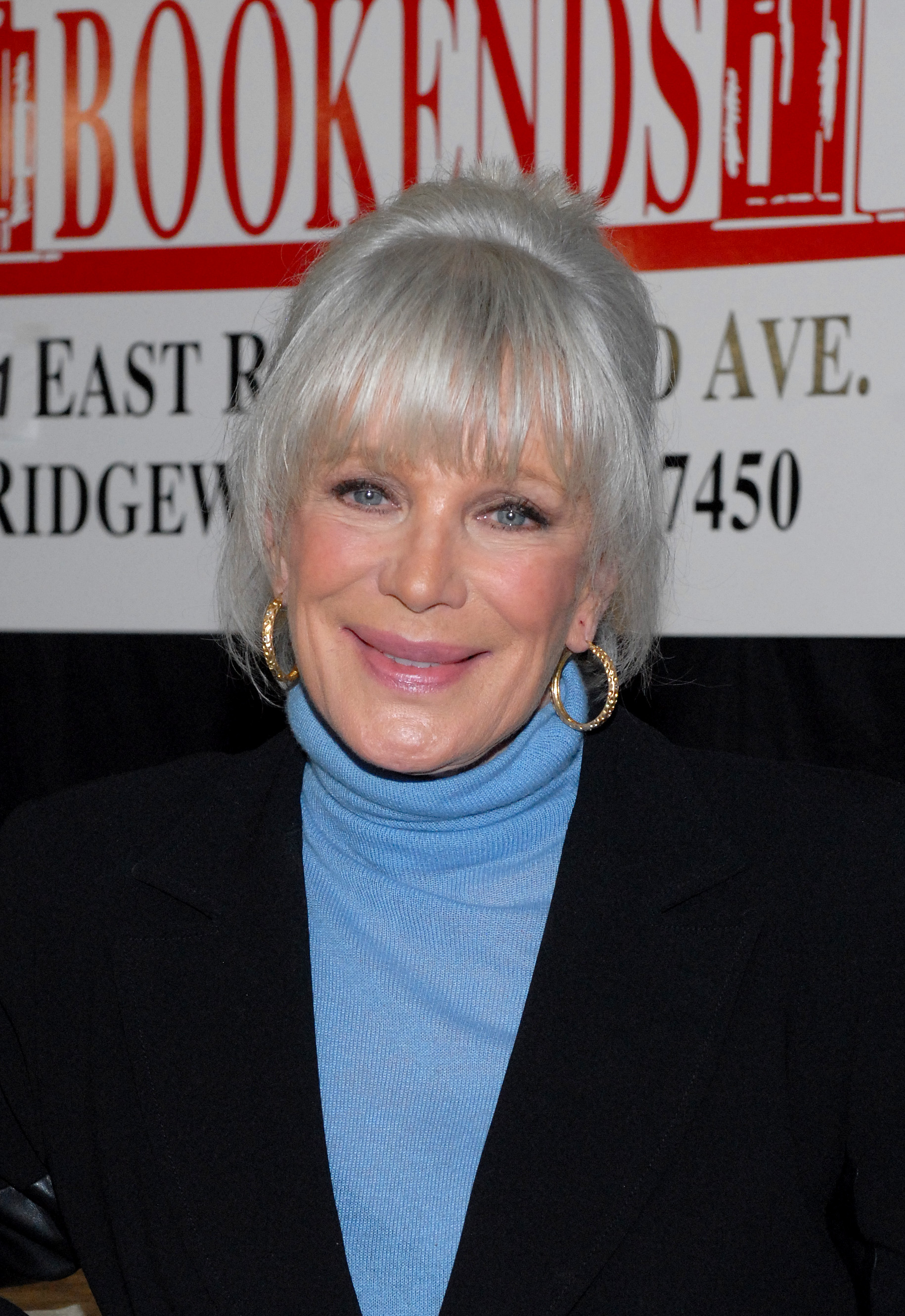 Linda Evans promociona "Recipes for Life" en la librería Bookends el 15 de octubre de 2011 en Ridgewood, Nueva Jersey. | Fuente: Getty Images