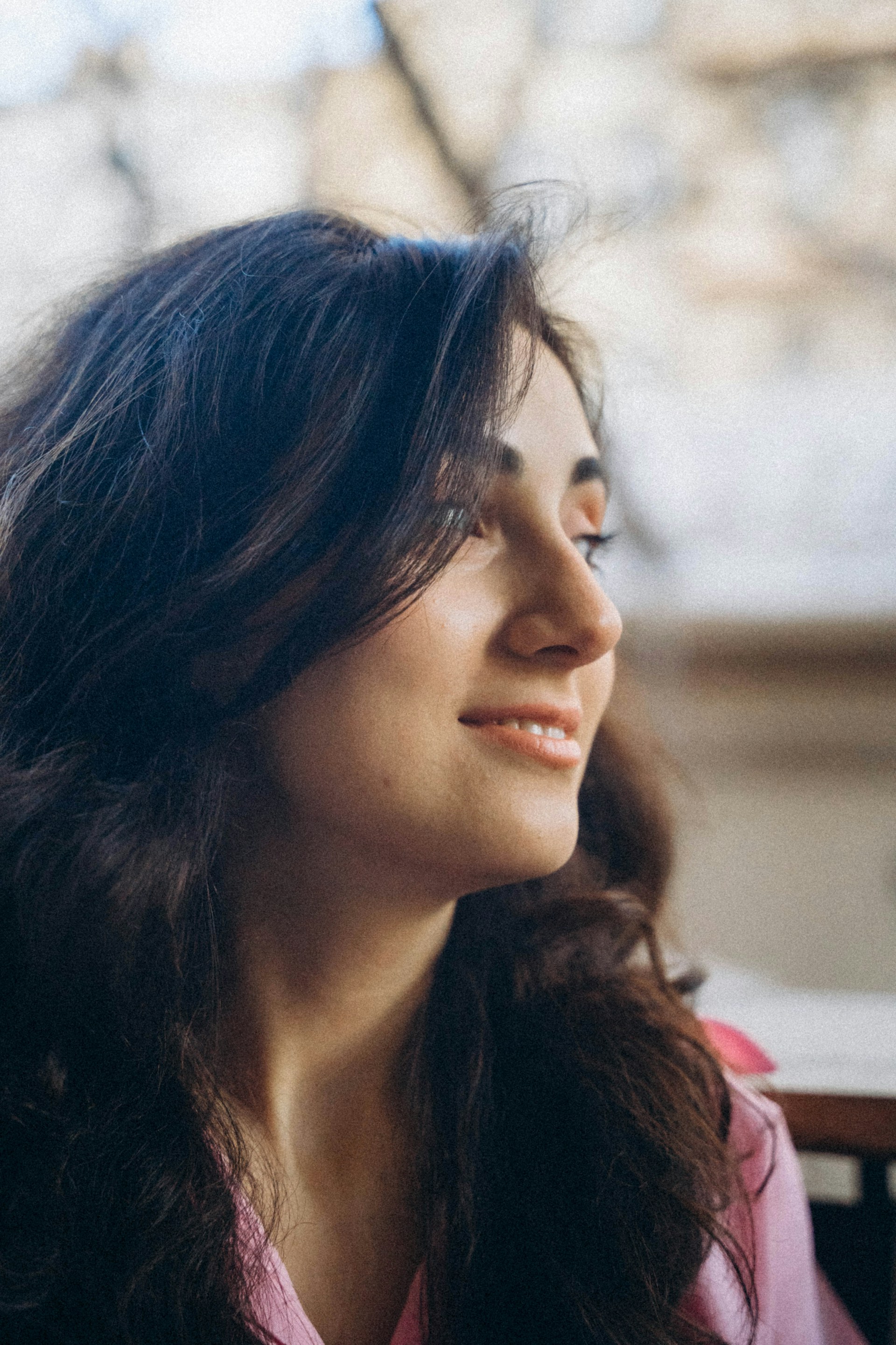 Una mujer sonriendo a alguien | Fuente: Unsplash