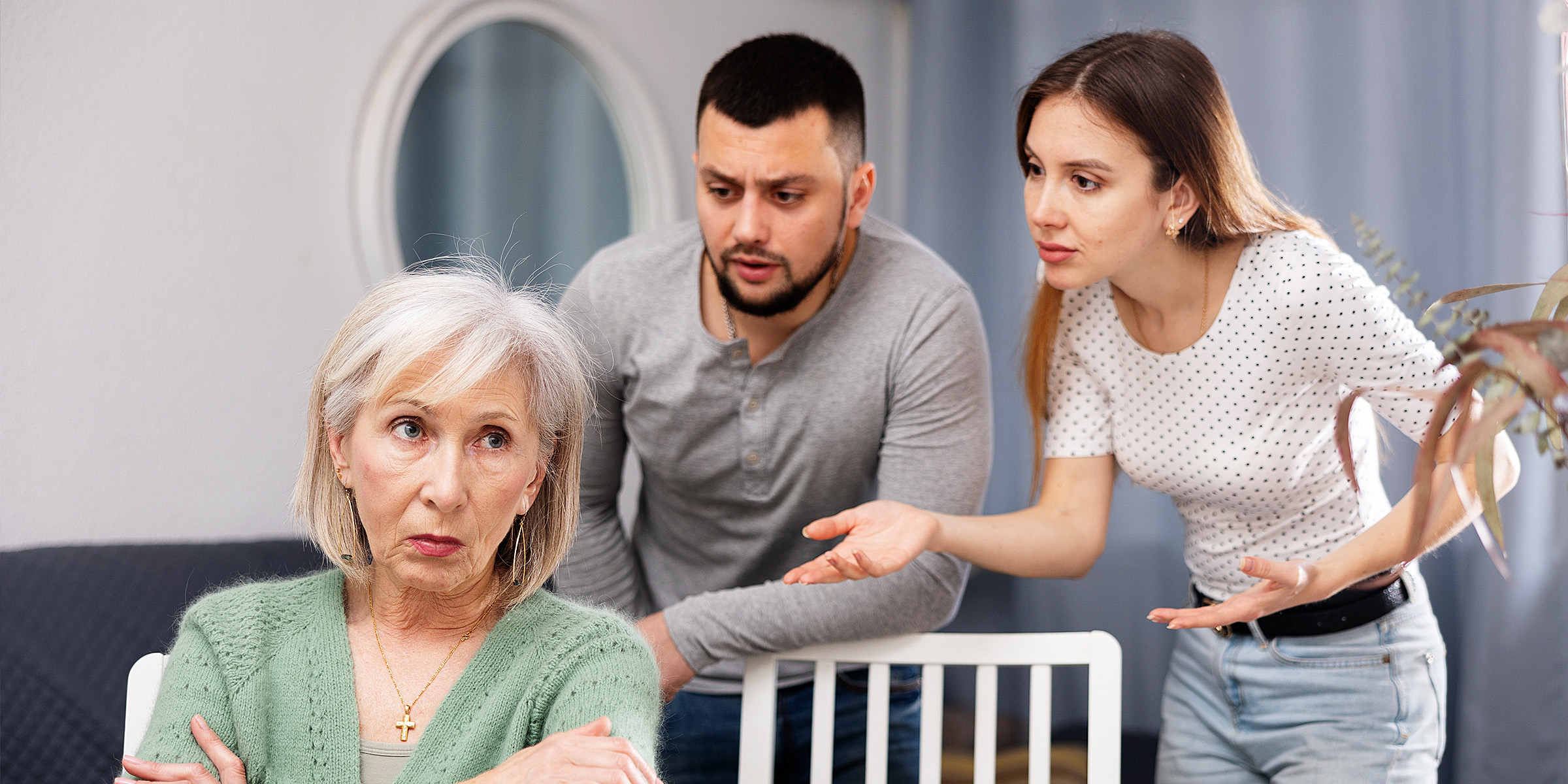 Una pareja discutiendo con una mujer mayor | Fuente: Shutterstock