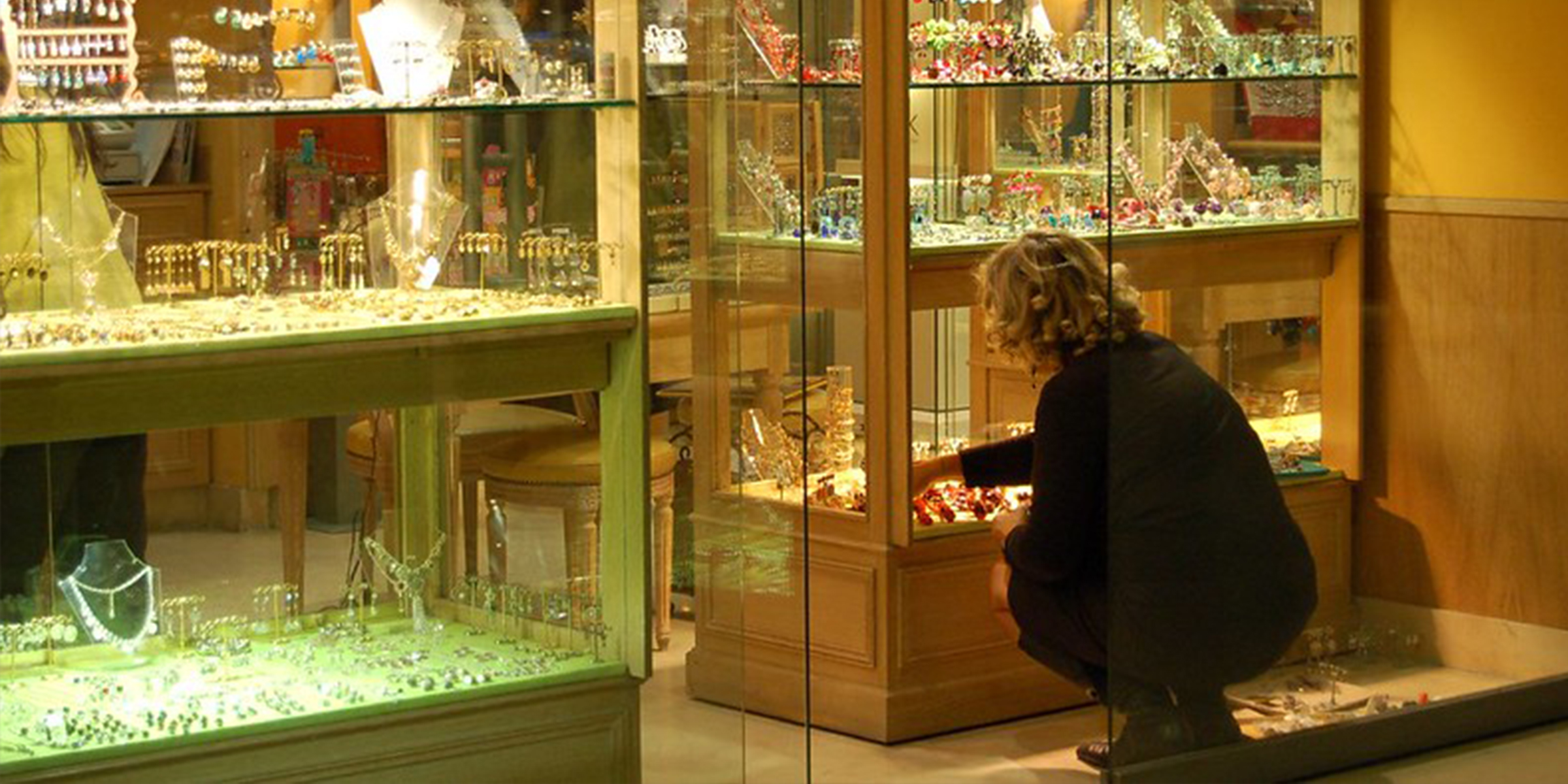 Mujer en una joyería | Fuente: flickr.com/anniejay/CC BY-SA 2.0