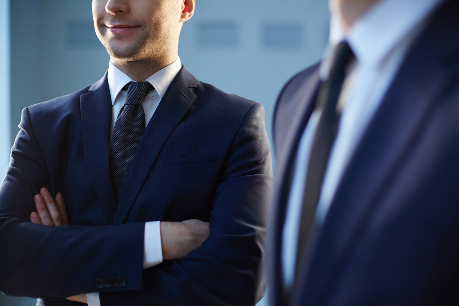 Dos hombres con trajes elegantes | Fuente: Freepik