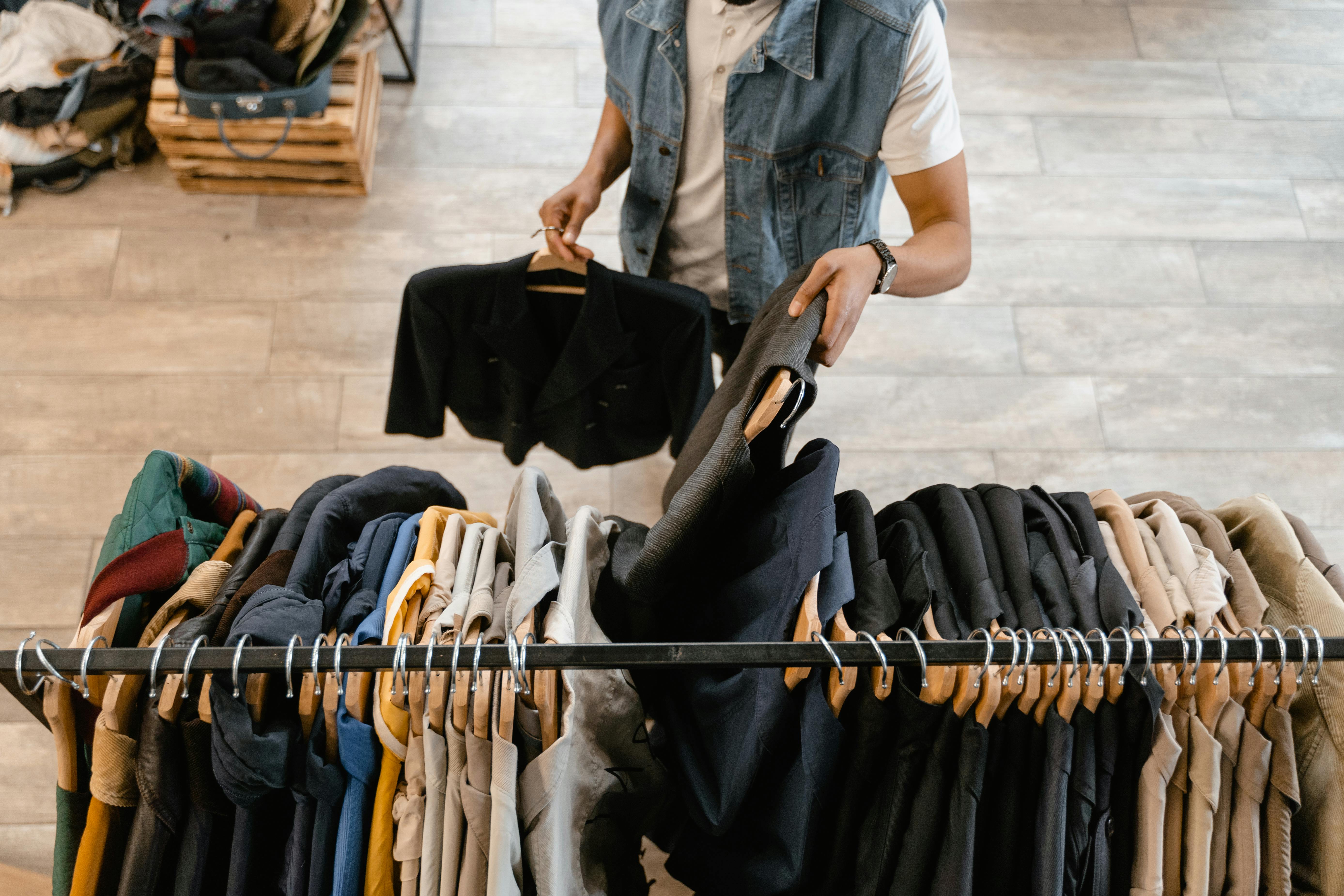 Un hombre seleccionando ropa | Fuente: Pexels