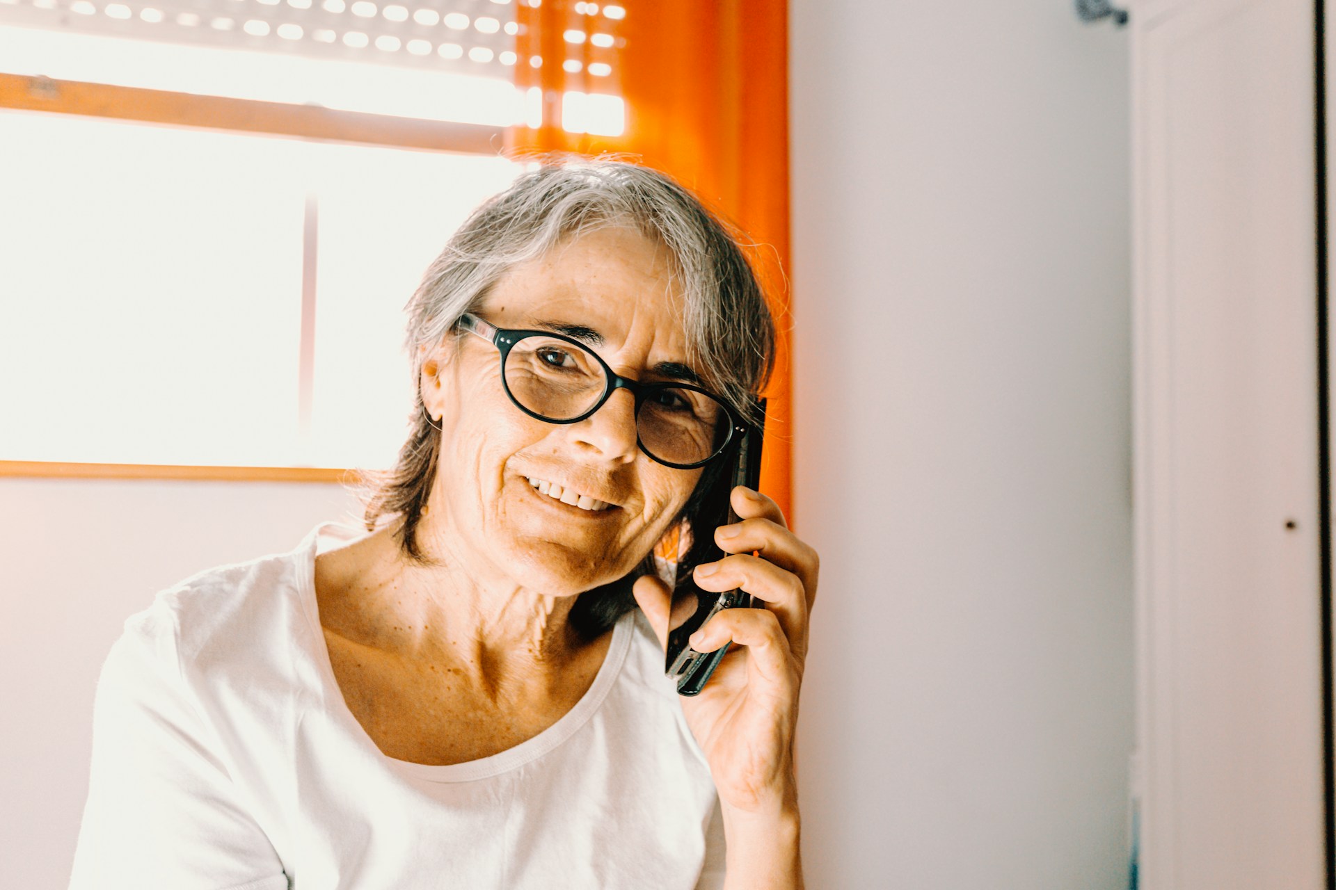 Una mujer en una llamada | Fuente: Unsplash