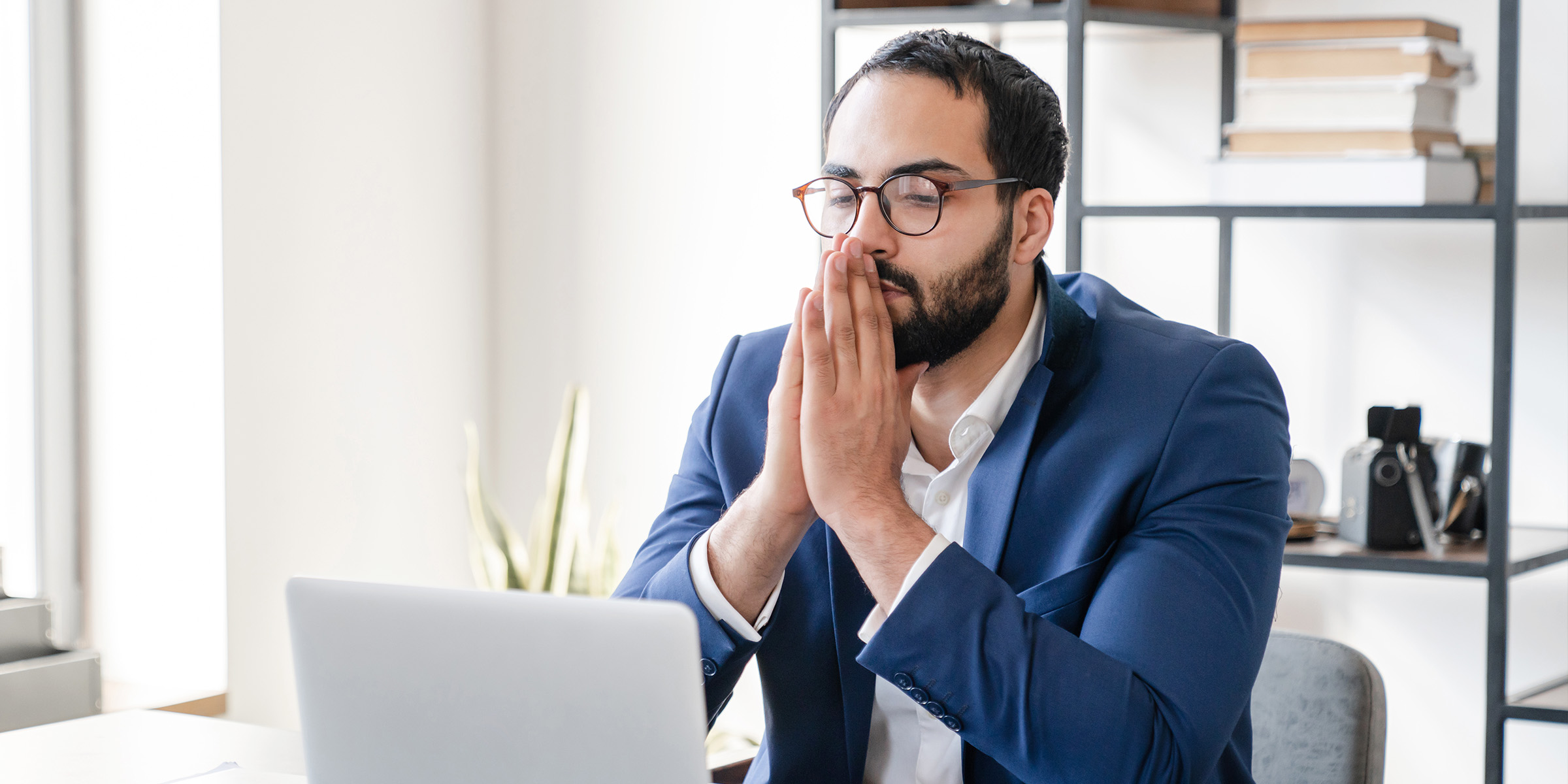 Un hombre sentado en su despacho | Fuente: Shutterstock