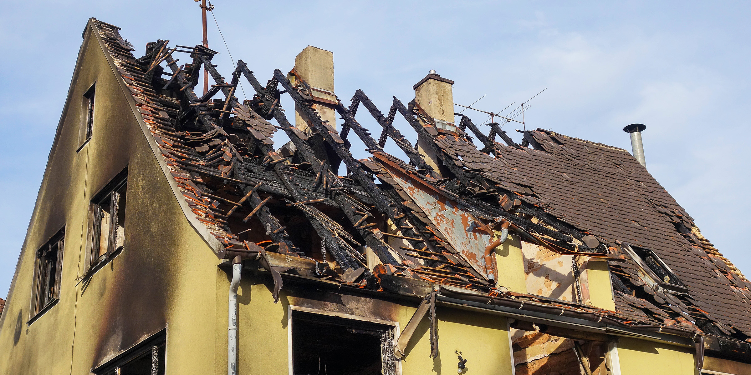 Tejado destruido de una casa quemada | Fuente: Shutterstock