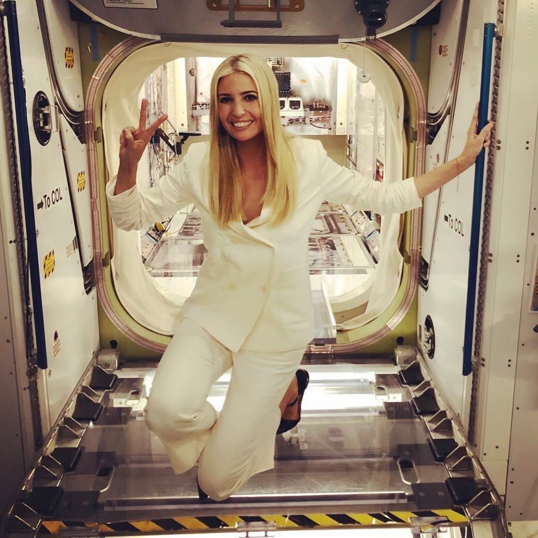 Ivanka Trump posa durante una visita al Centro Espacial Johnson de la NASA, en mayo de 2020 | Fuente: Instagram/ivankatrump
