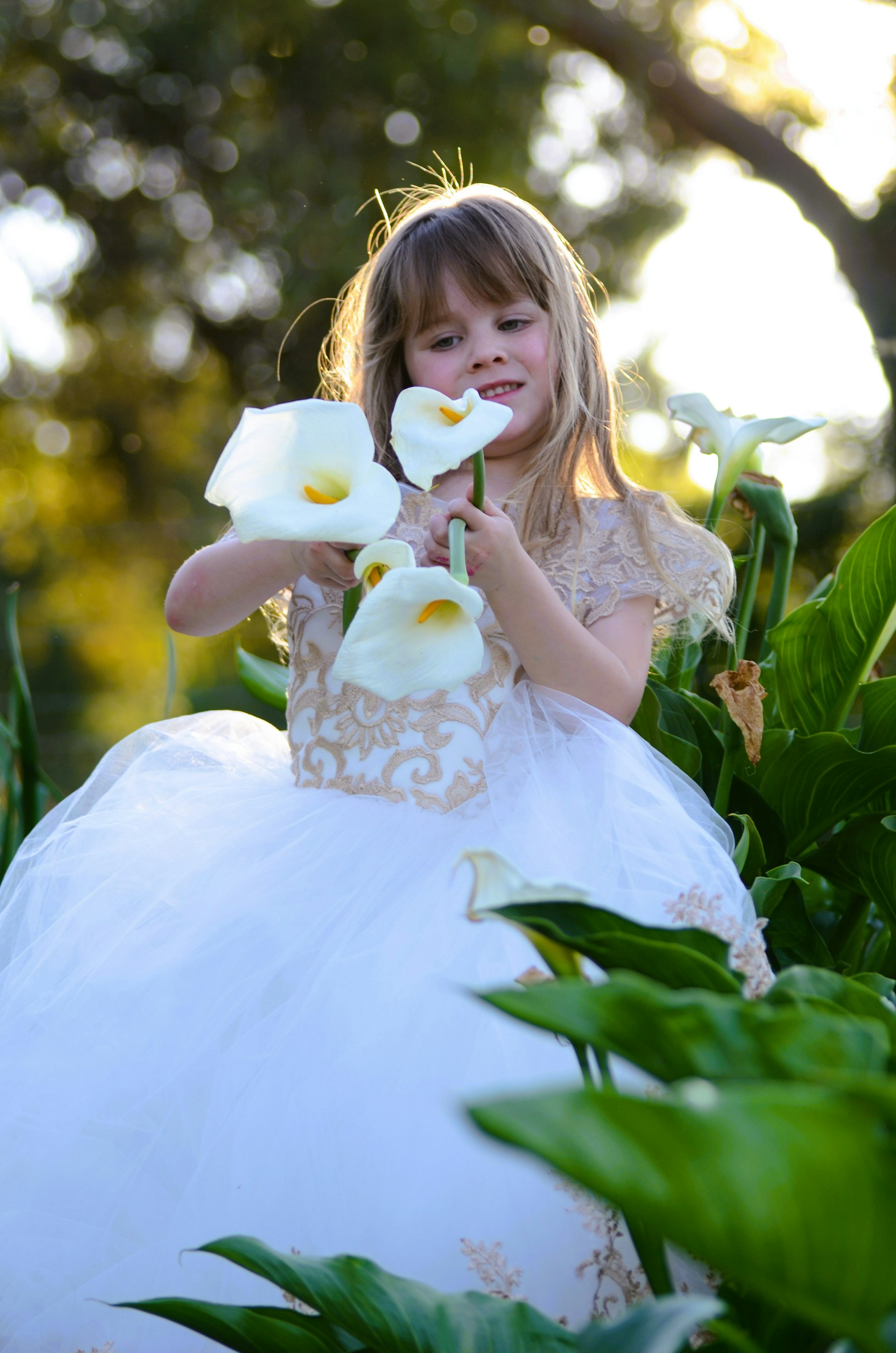 Una niña sosteniendo flores | Fuente: Unsplash