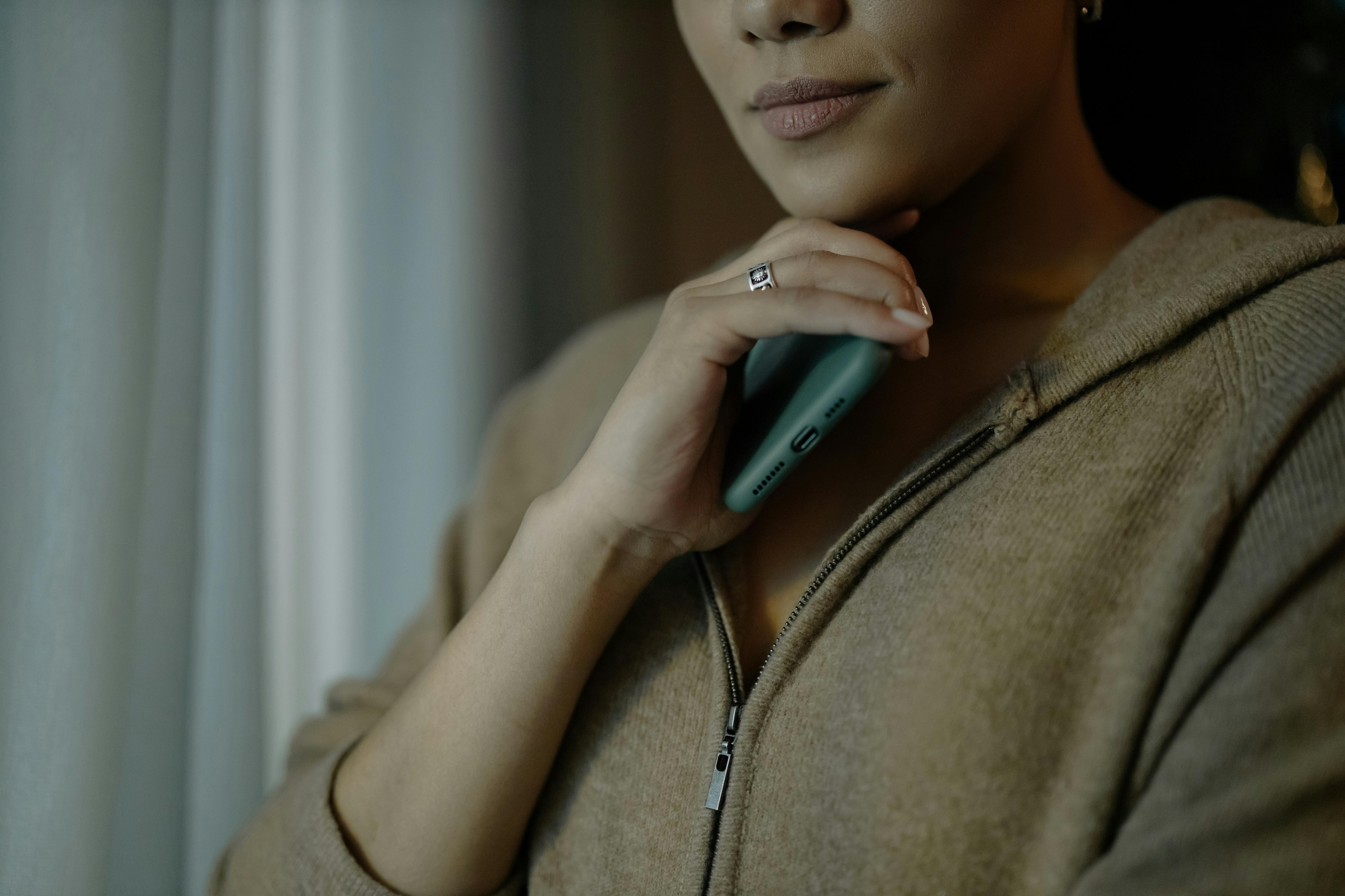Una mujer con un teléfono en la mano | Fuente: Pexels