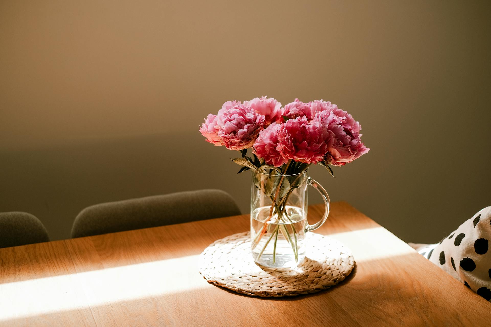 Flores sobre una mesa | Fuente: Pexels