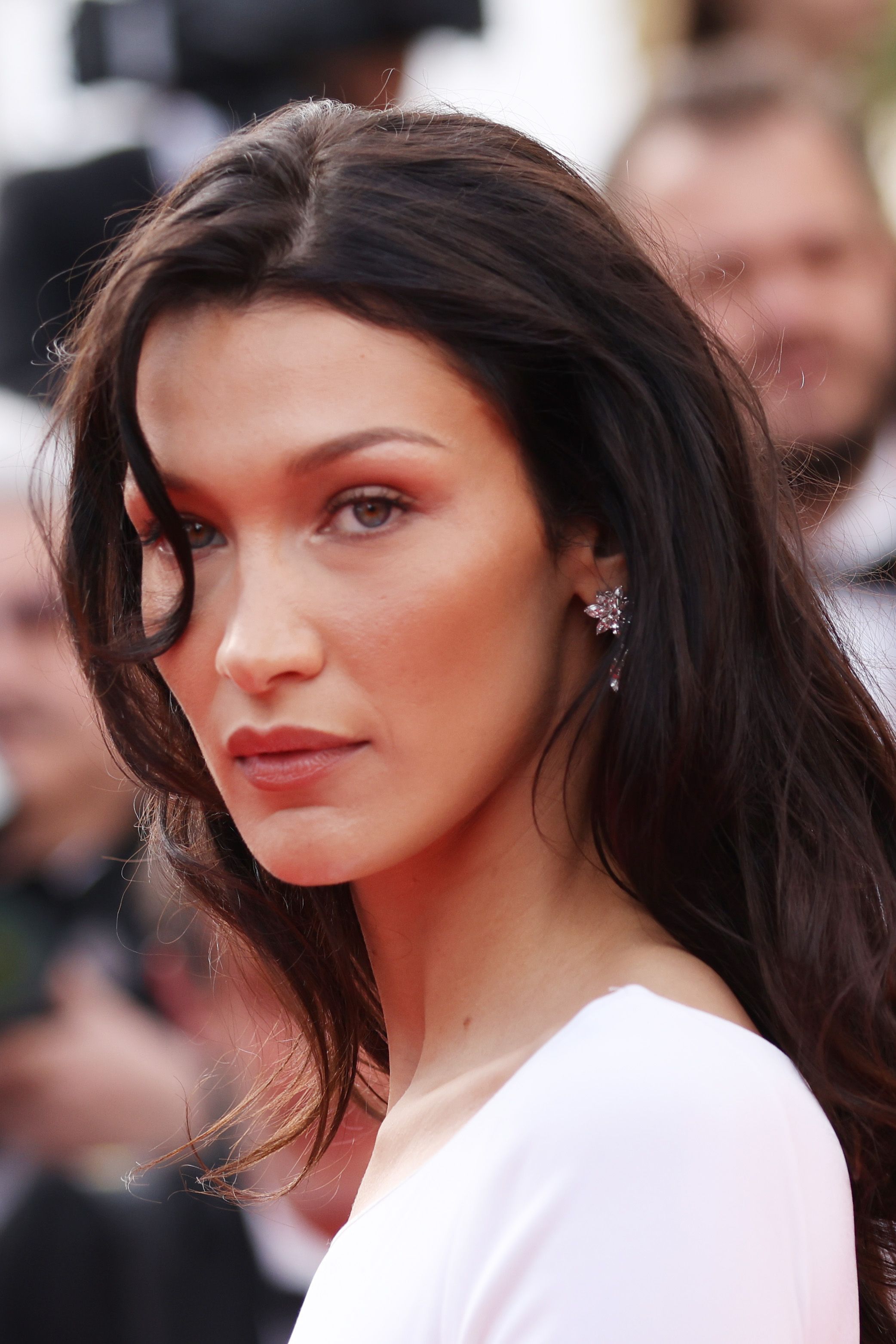 Bella Hadid en la proyección de "Broker (Les Bonnes Etoiles)" durante el 75.º Festival de Cine de Cannes, el 26 de mayo de 2022 en Francia. | Fuente: Getty Images