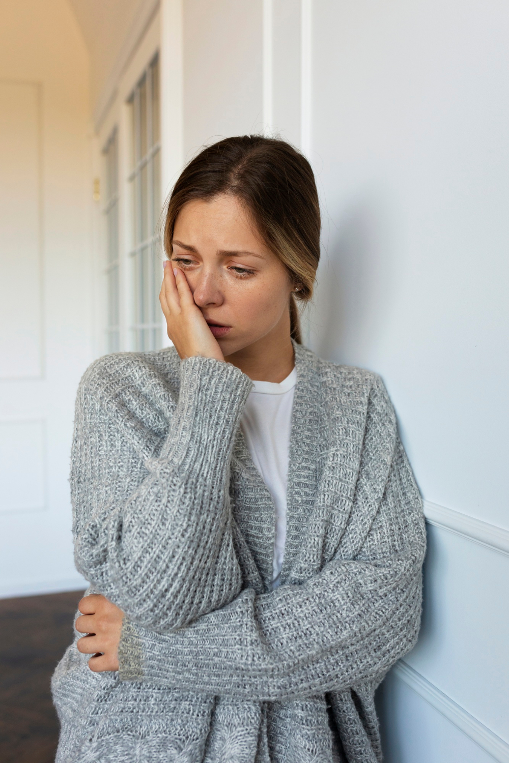 Una mujer emocionalmente abrumada | Fuente: Freepik