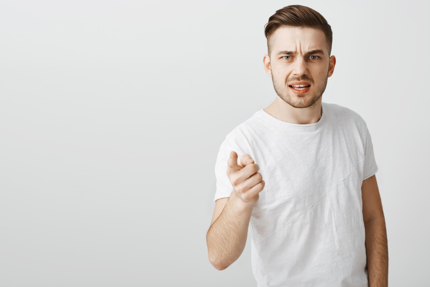 Un hombre enfadado | Fuente: Freepik