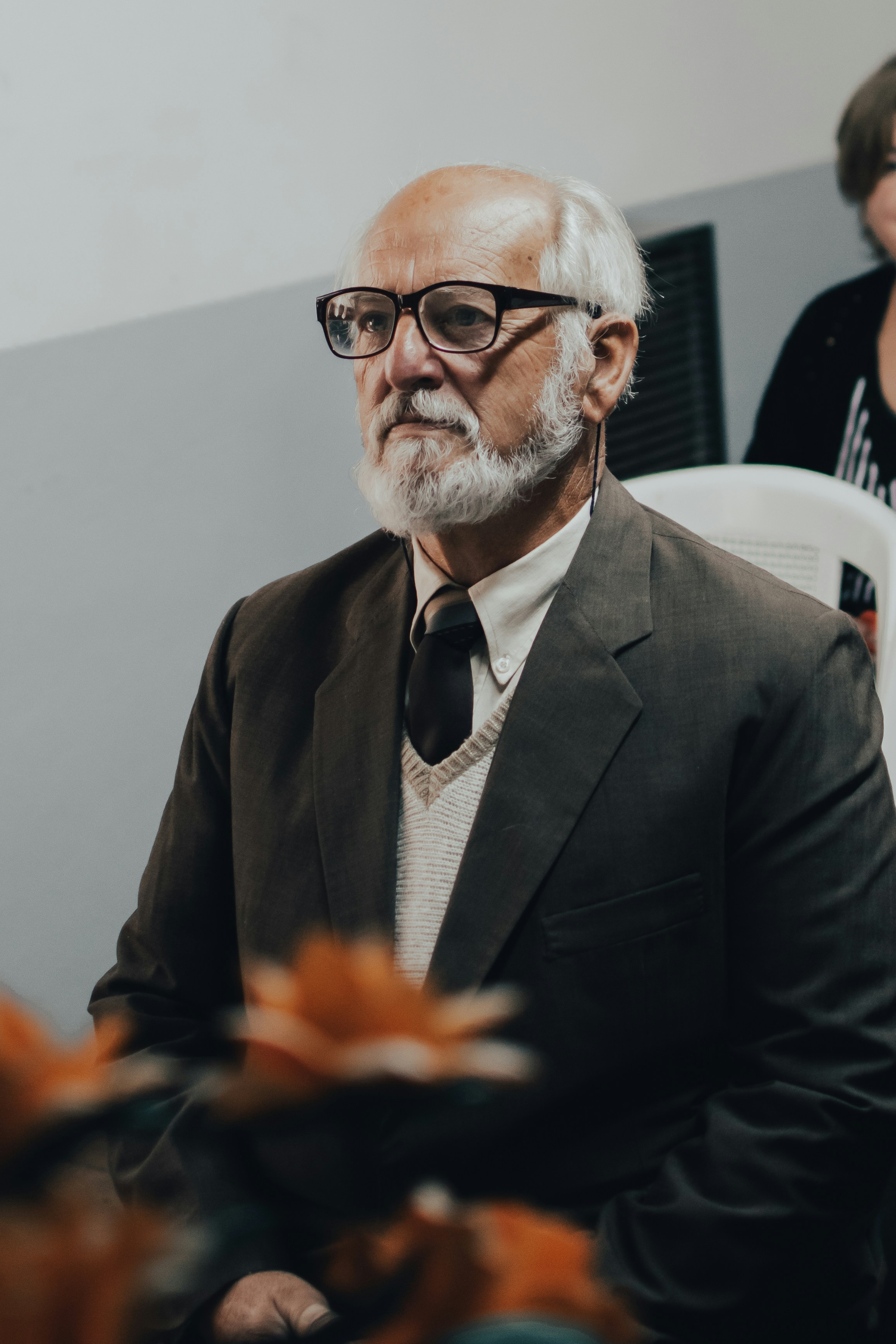 Anciano trajeado con gafas | Fuente: Unsplash