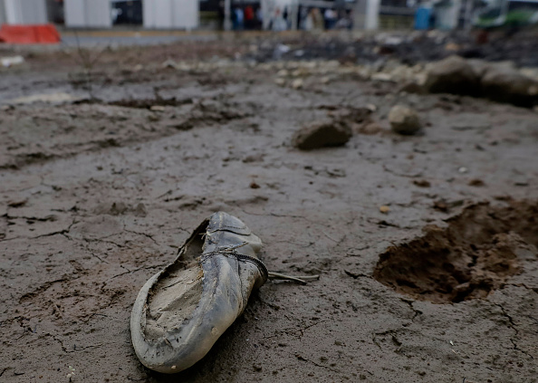 Una vista de calzado quemado se observa en el lugar donde ocurrió la explosión de una pipa en el Puente de la Concordia, en Iztapalapa, Ciudad de México, el 10 de septiembre de 2025 | Fuente: Getty Images