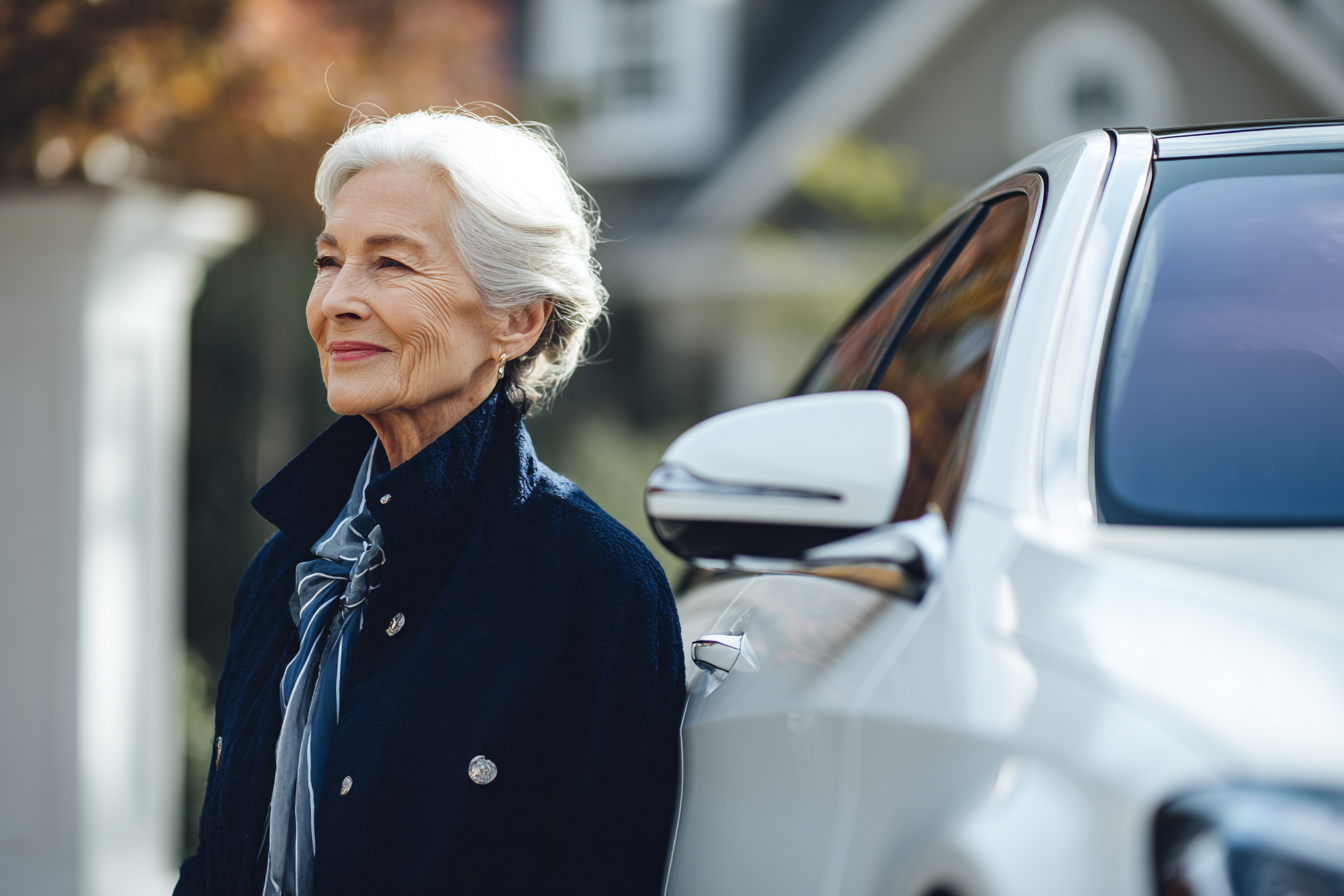 Una mujer mayor sonriendo | Fuente: Midjourney