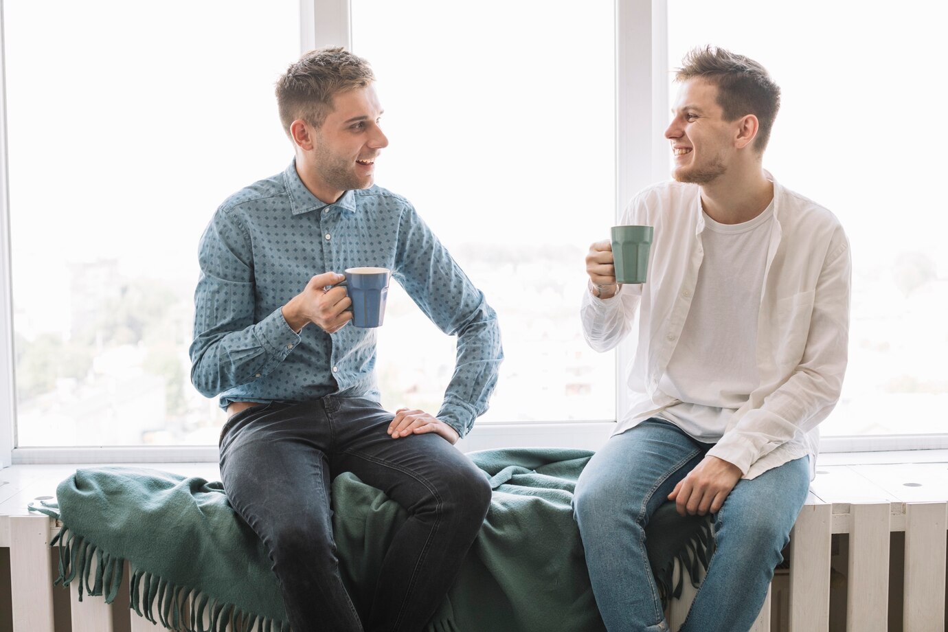 Dos hombres hablando mientras toman café | Fuente: Freepik