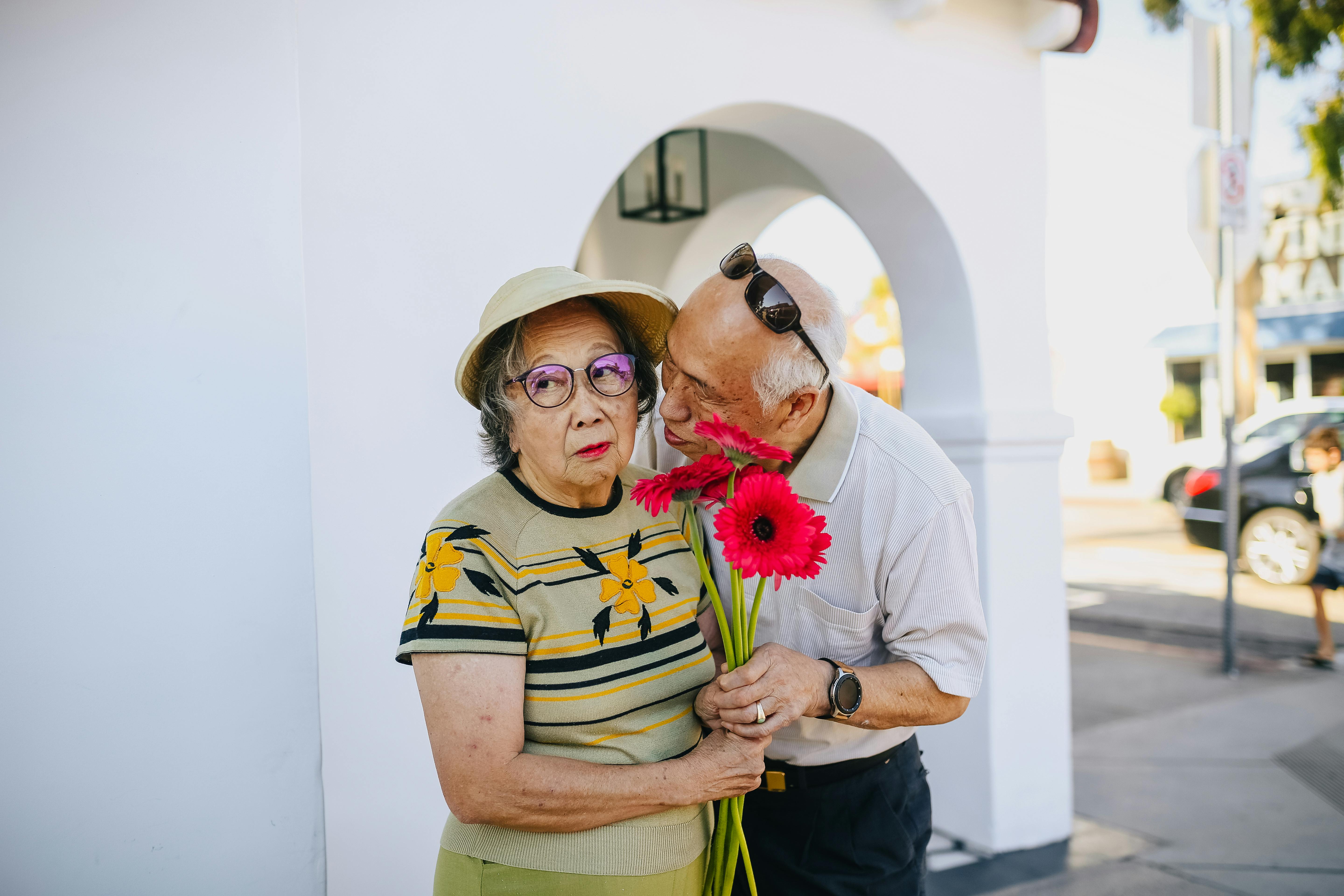 Anciano besando a su esposa | Fuente: Pexels