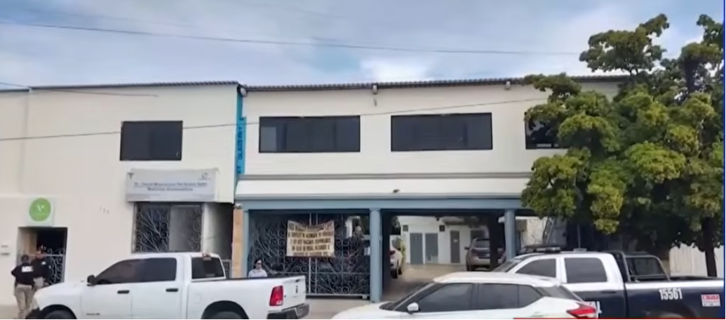 Imagen de la clínica donde se administró el suero vitamínico que habría causado el fallecimiento de 6 personas | Fuente: YouTube/elheraldodemexico