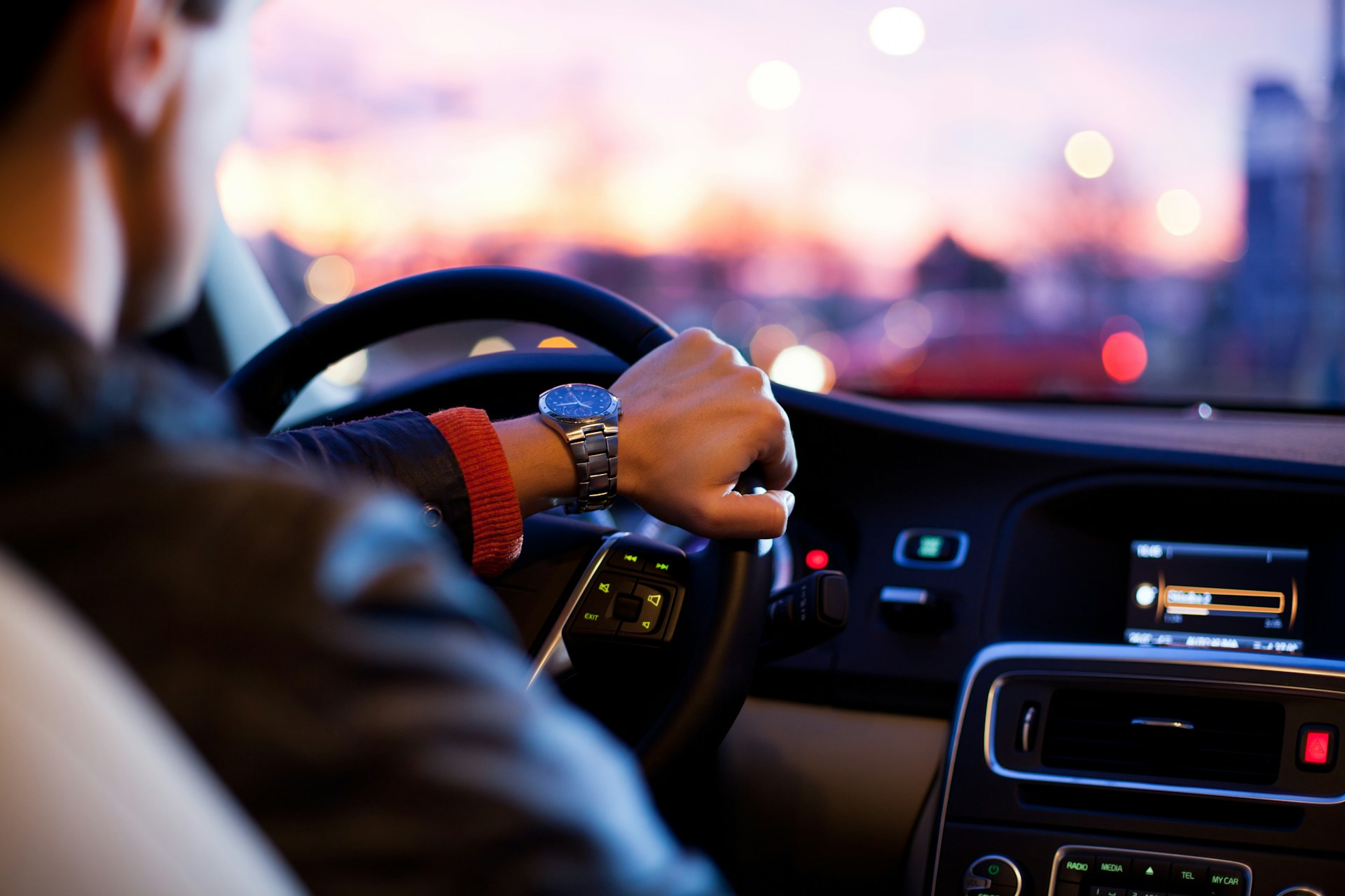 Un hombre sentado en su automóvil | Fuente: Unsplash