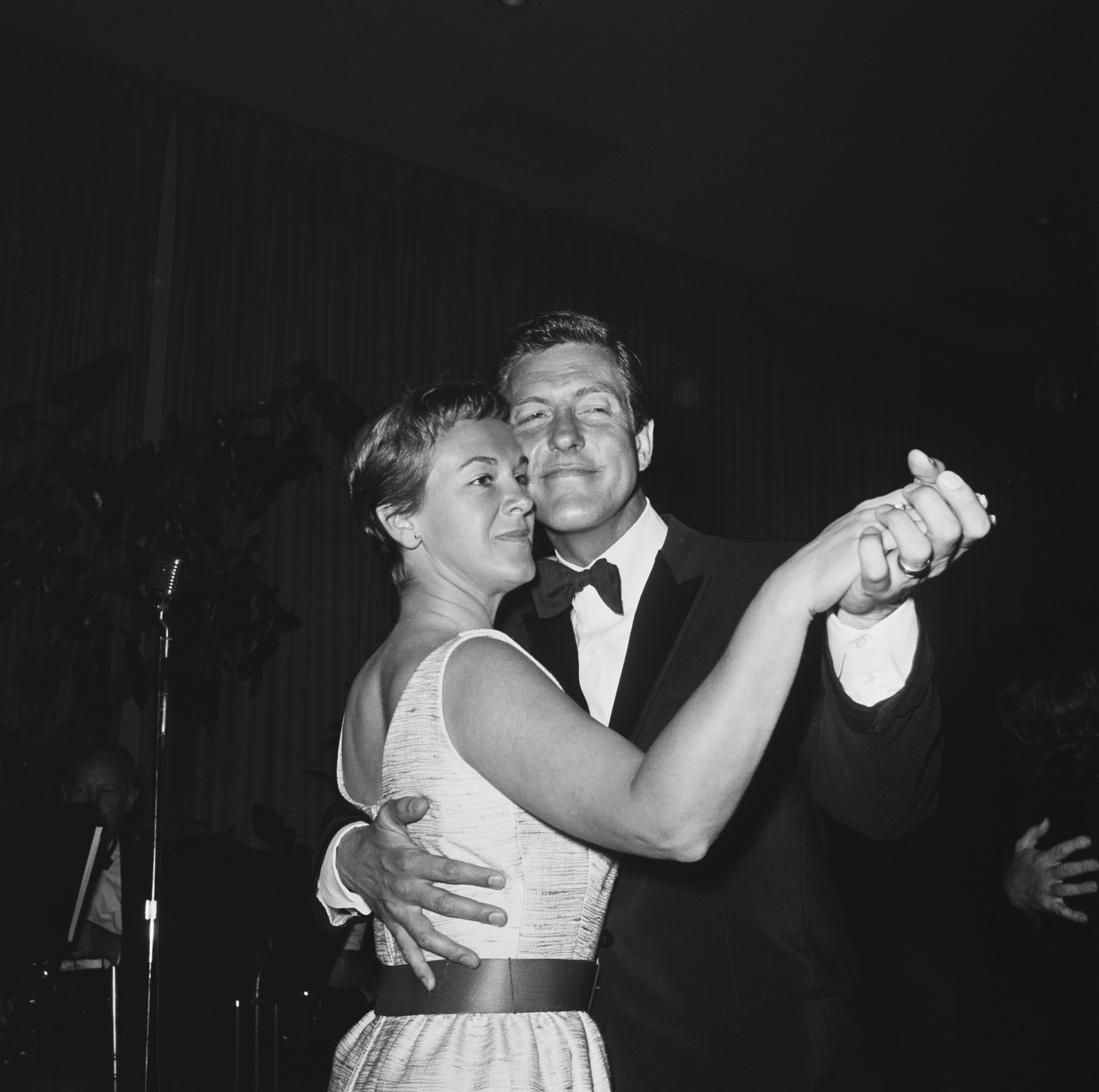 Dick Van Dyke y Margie Willett fotografiados bailando en una fiesta del Screen Producers' Guild hacia 1964. | Fuente: Getty Images